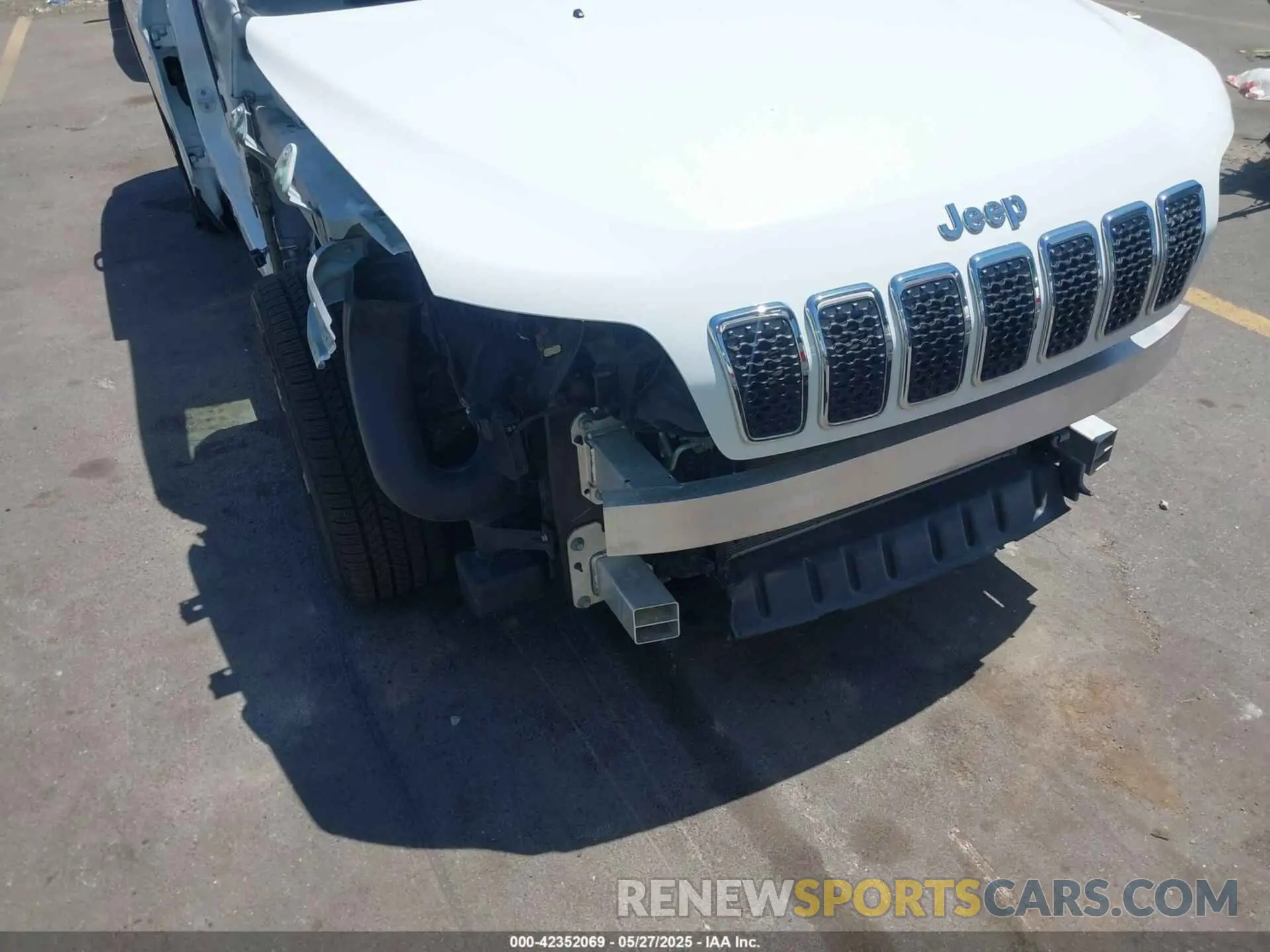 19 Photograph of a damaged car 1C4PJLDX1KD111513 JEEP CHEROKEE 2019