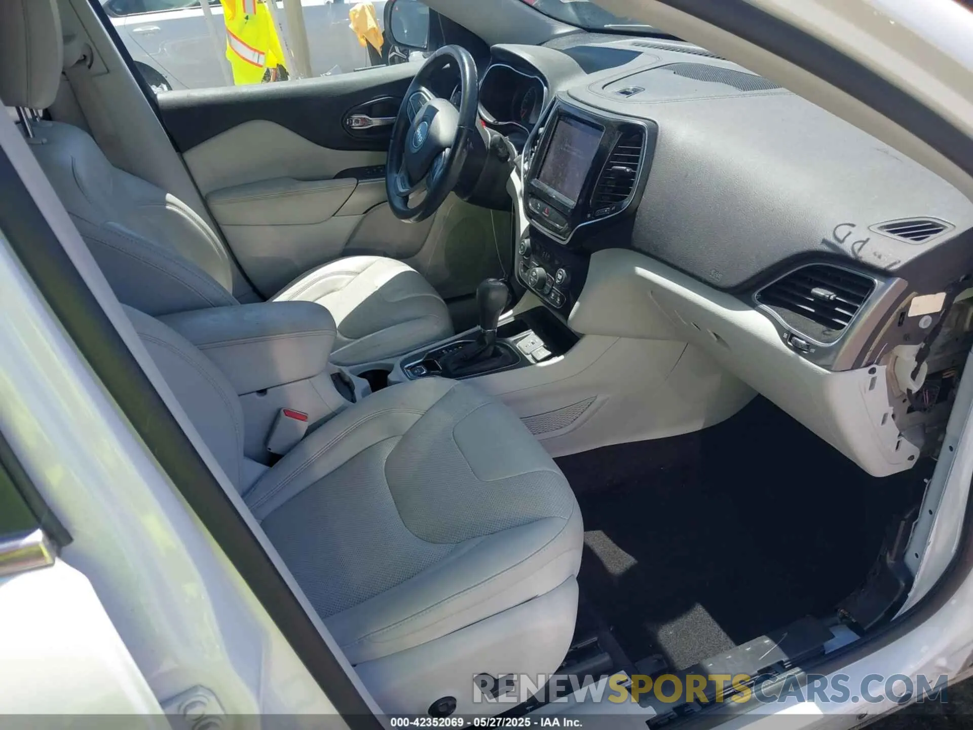 5 Photograph of a damaged car 1C4PJLDX1KD111513 JEEP CHEROKEE 2019