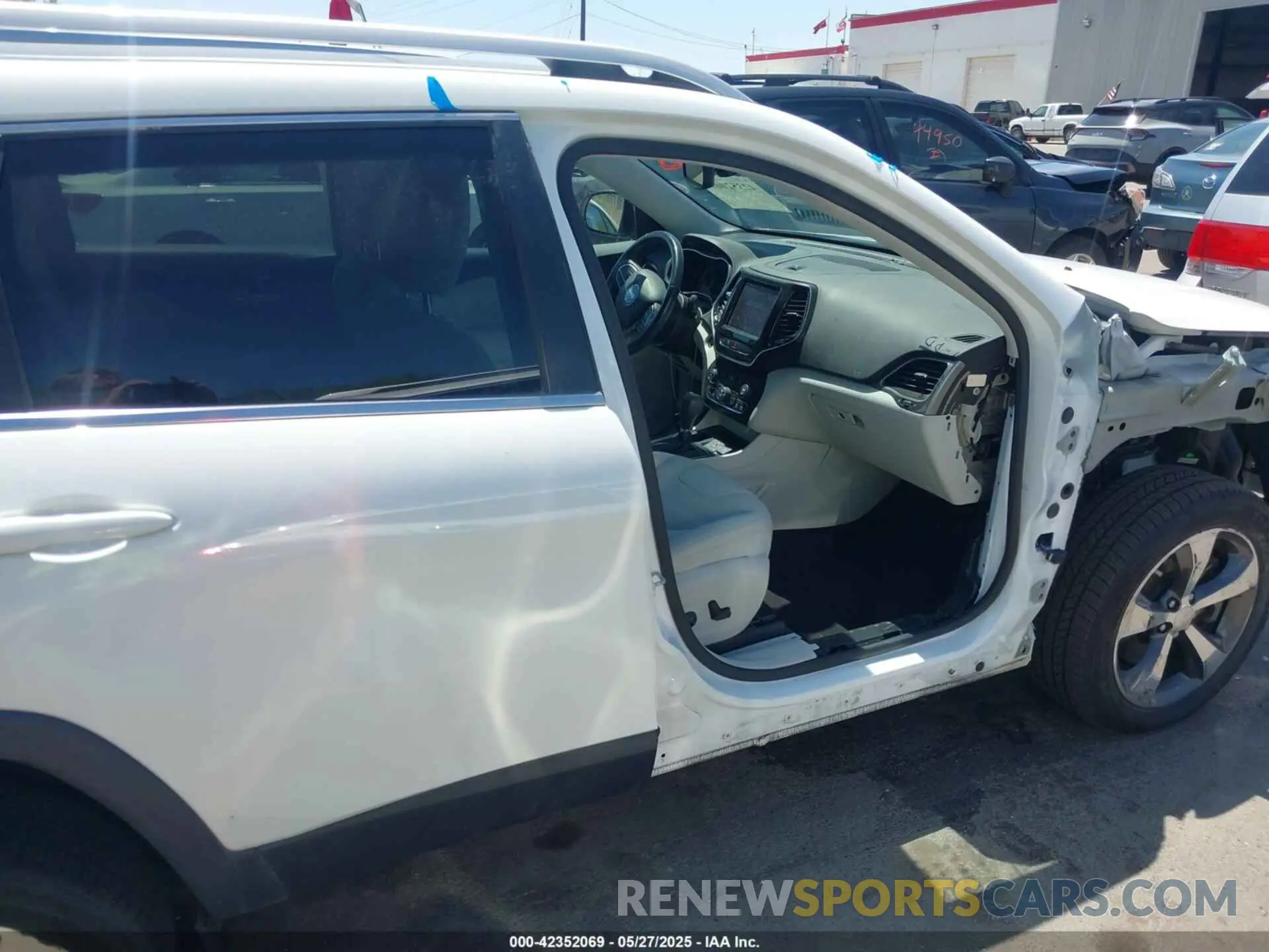 6 Photograph of a damaged car 1C4PJLDX1KD111513 JEEP CHEROKEE 2019