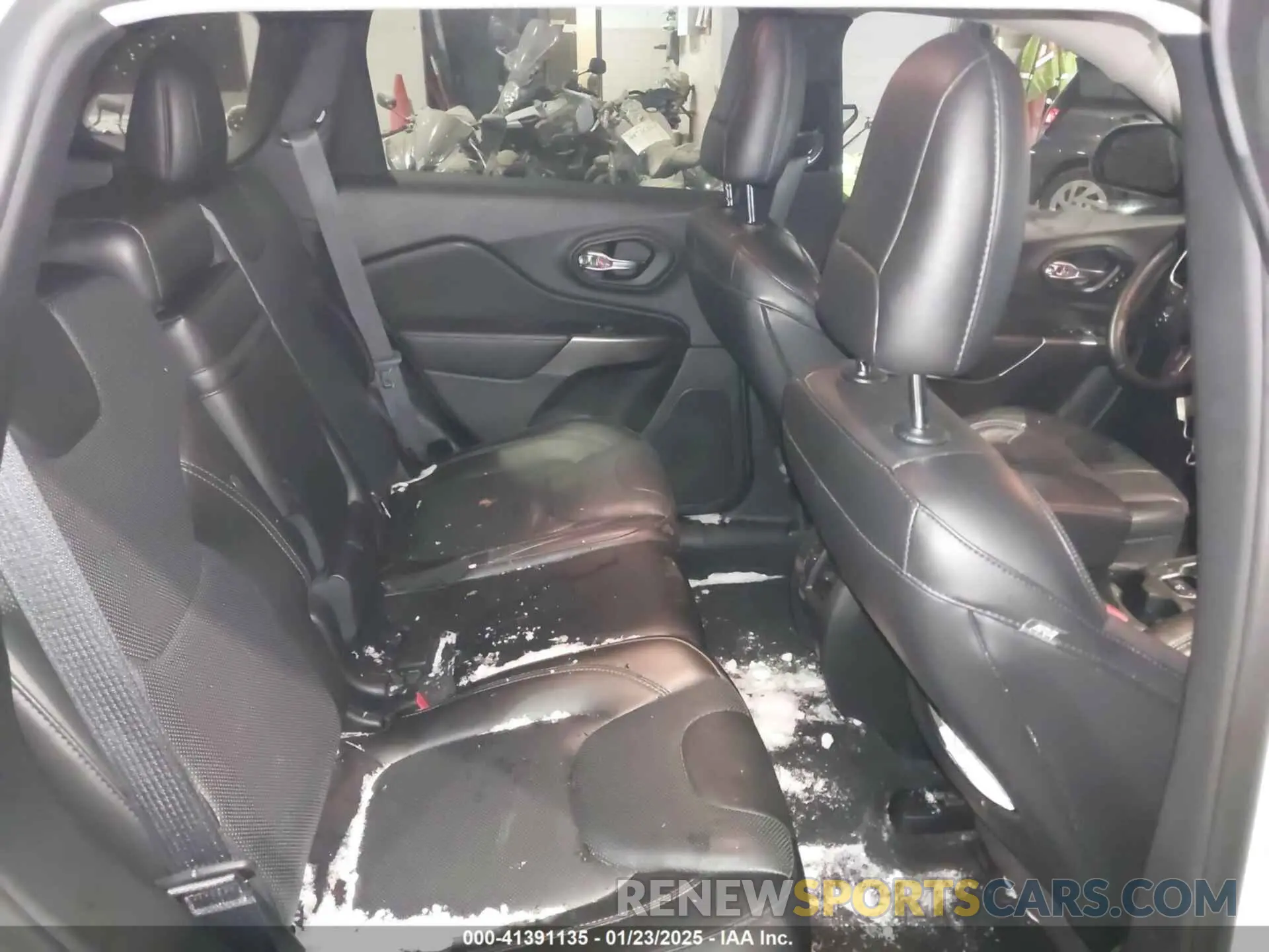 8 Photograph of a damaged car 1C4PJLDX3KD273160 JEEP CHEROKEE 2019