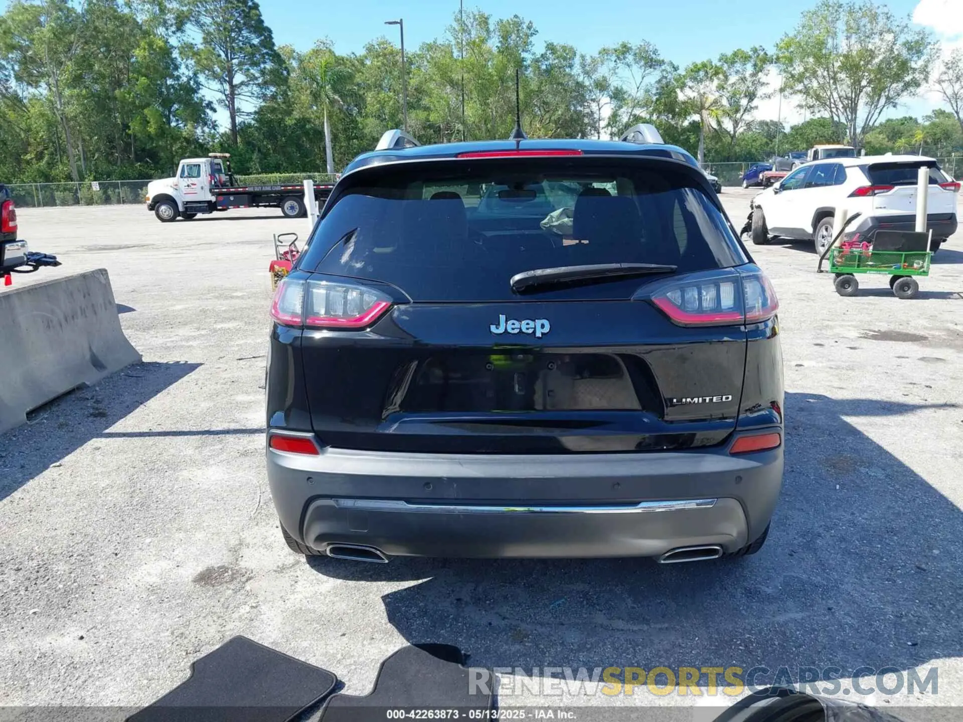16 Photograph of a damaged car 1C4PJLDX5KD487535 JEEP CHEROKEE 2019