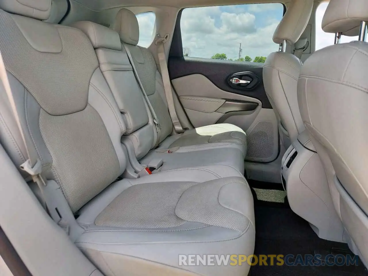 11 Photograph of a damaged car 1C4PJLJX1KD353500 JEEP CHEROKEE 2019