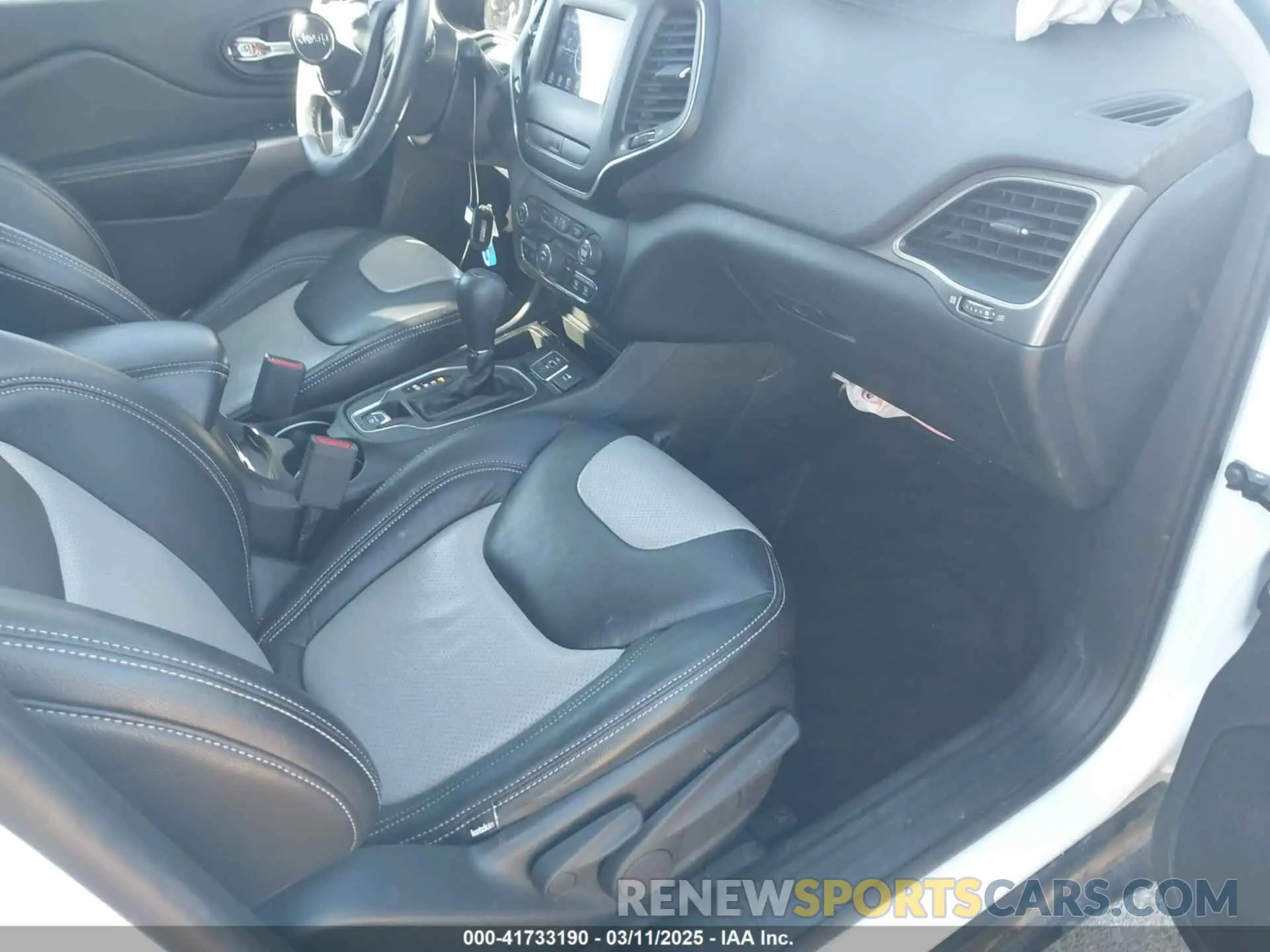 5 Photograph of a damaged car 1C4PJLLB0KD151426 JEEP CHEROKEE 2019