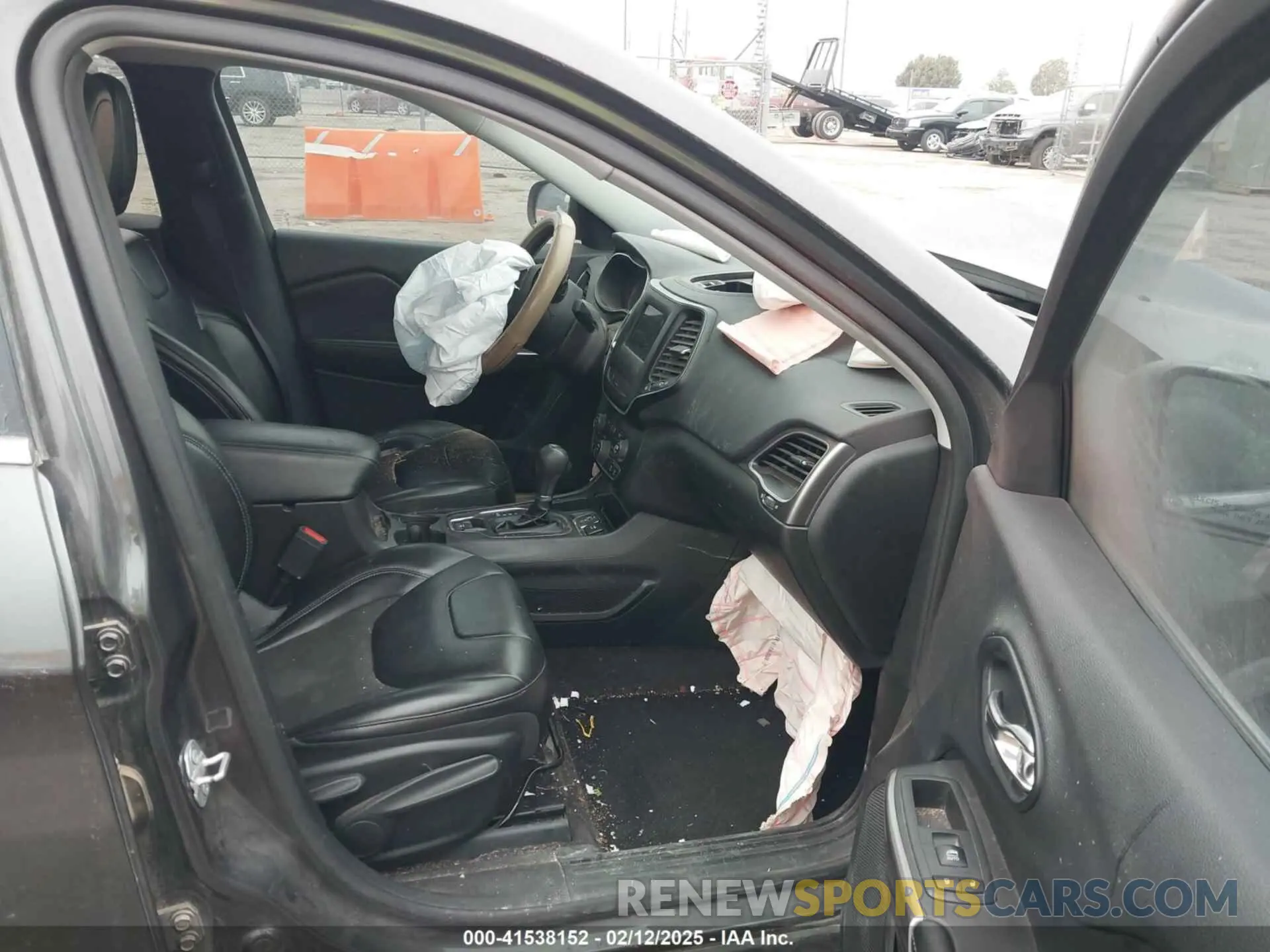 5 Photograph of a damaged car 1C4PJLLB0KD241062 JEEP CHEROKEE 2019