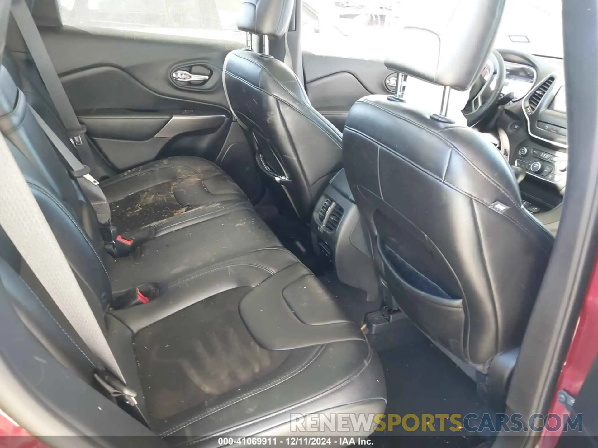 8 Photograph of a damaged car 1C4PJLLB0KD333188 JEEP CHEROKEE 2019