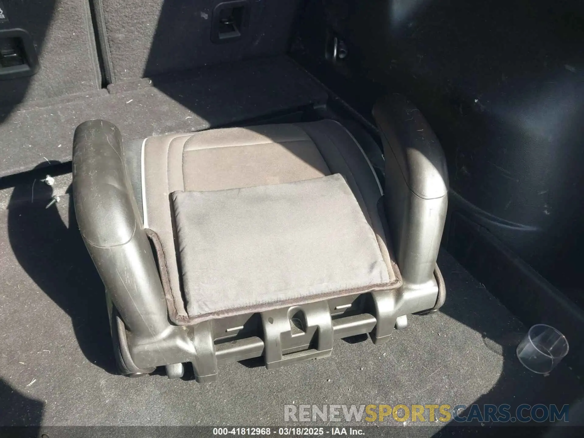12 Photograph of a damaged car 1C4PJLLB0KD382309 JEEP CHEROKEE 2019