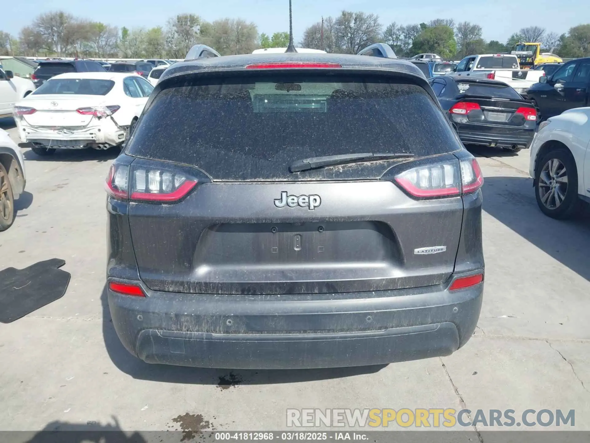 17 Photograph of a damaged car 1C4PJLLB0KD382309 JEEP CHEROKEE 2019