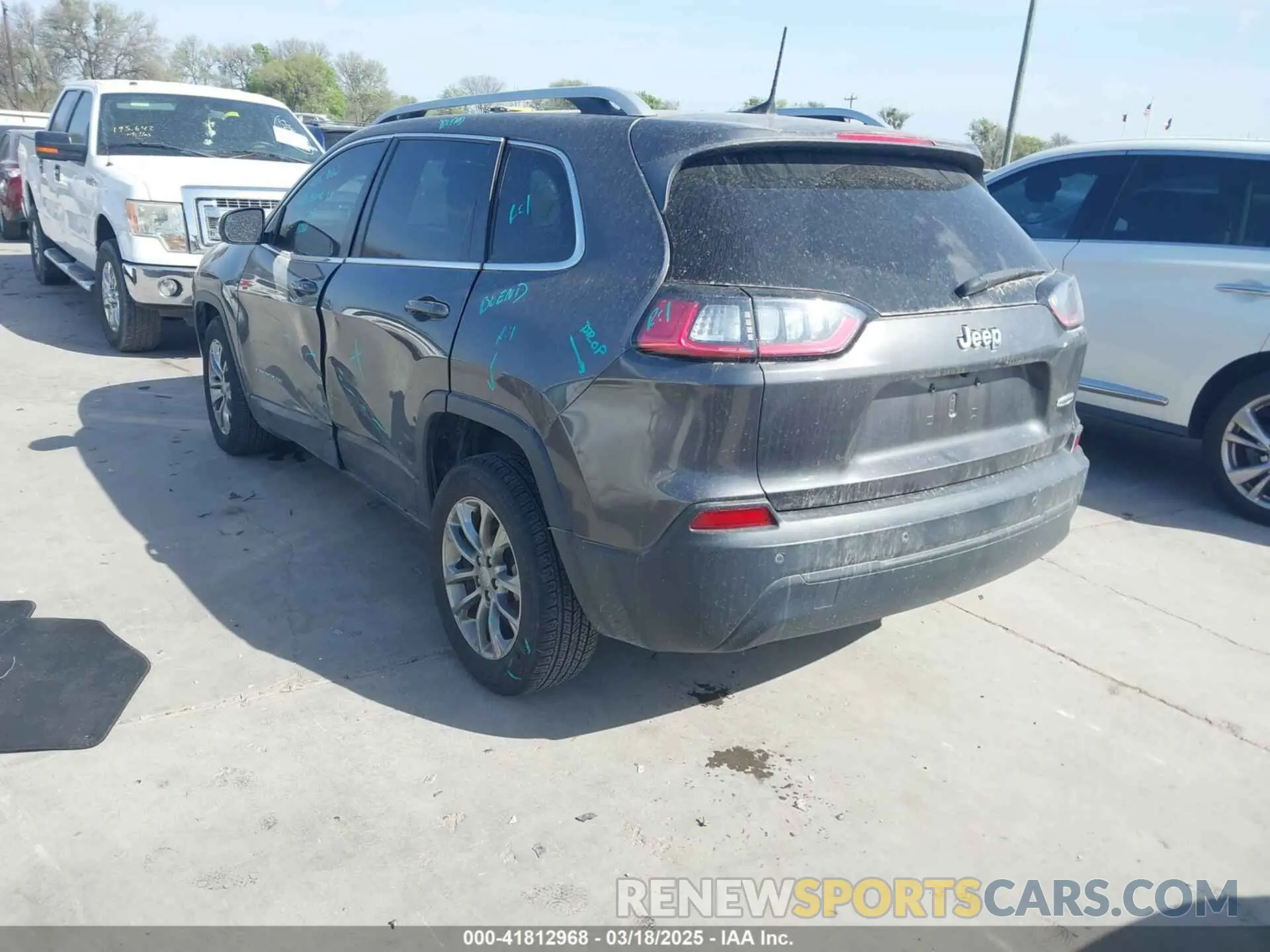 3 Photograph of a damaged car 1C4PJLLB0KD382309 JEEP CHEROKEE 2019