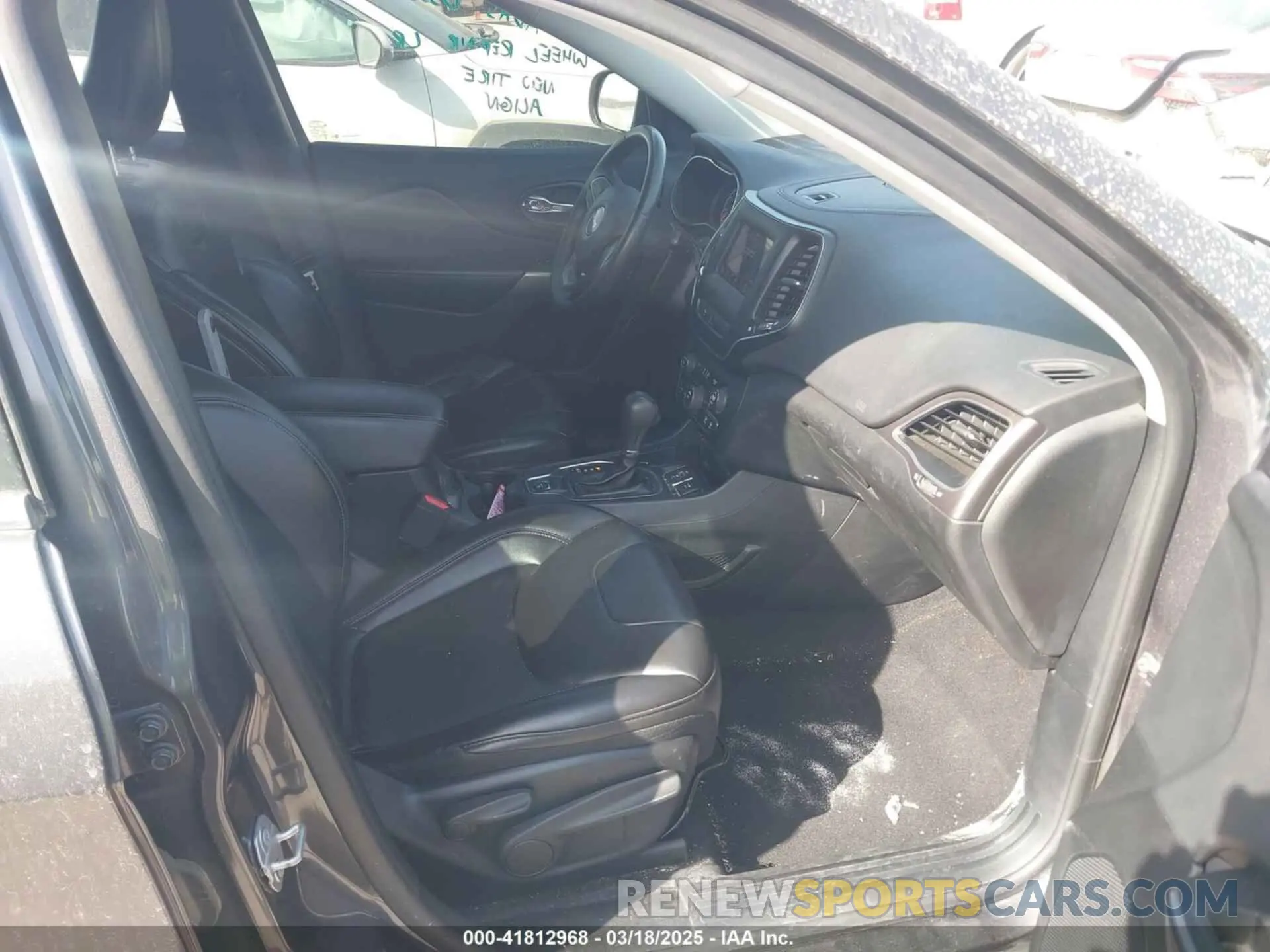 5 Photograph of a damaged car 1C4PJLLB0KD382309 JEEP CHEROKEE 2019