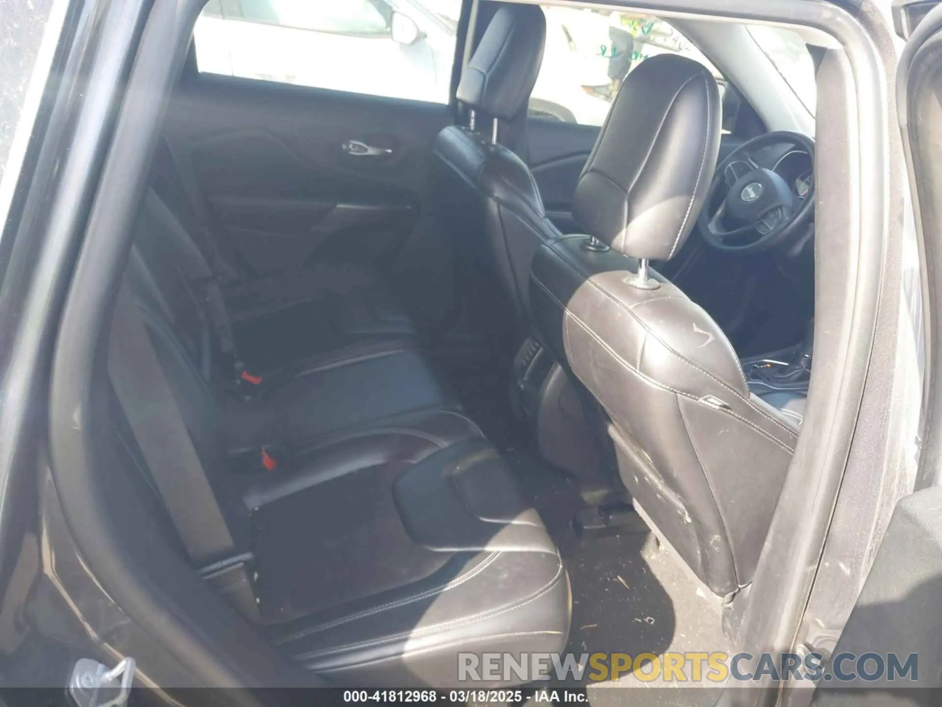 8 Photograph of a damaged car 1C4PJLLB0KD382309 JEEP CHEROKEE 2019