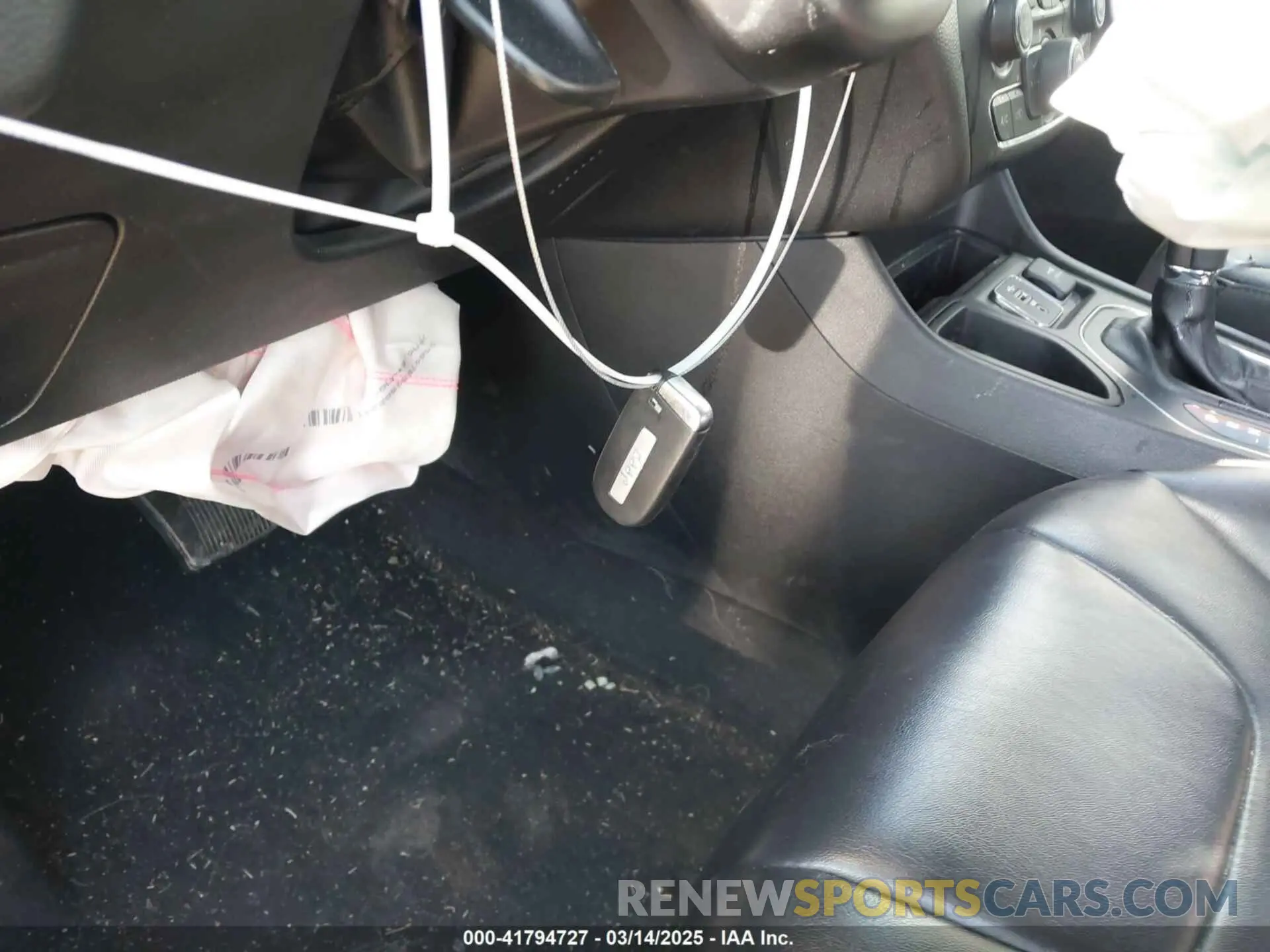 11 Photograph of a damaged car 1C4PJLLB0KD419780 JEEP CHEROKEE 2019