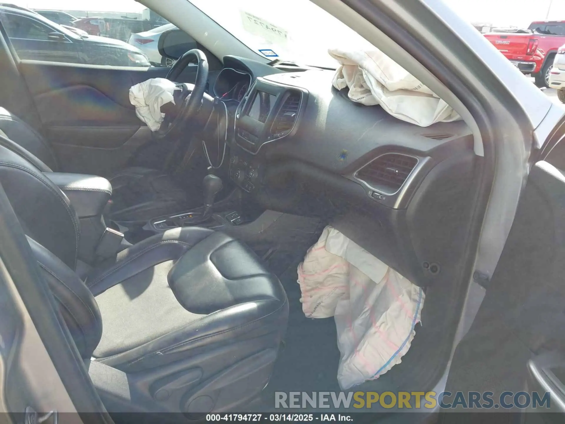 5 Photograph of a damaged car 1C4PJLLB0KD419780 JEEP CHEROKEE 2019