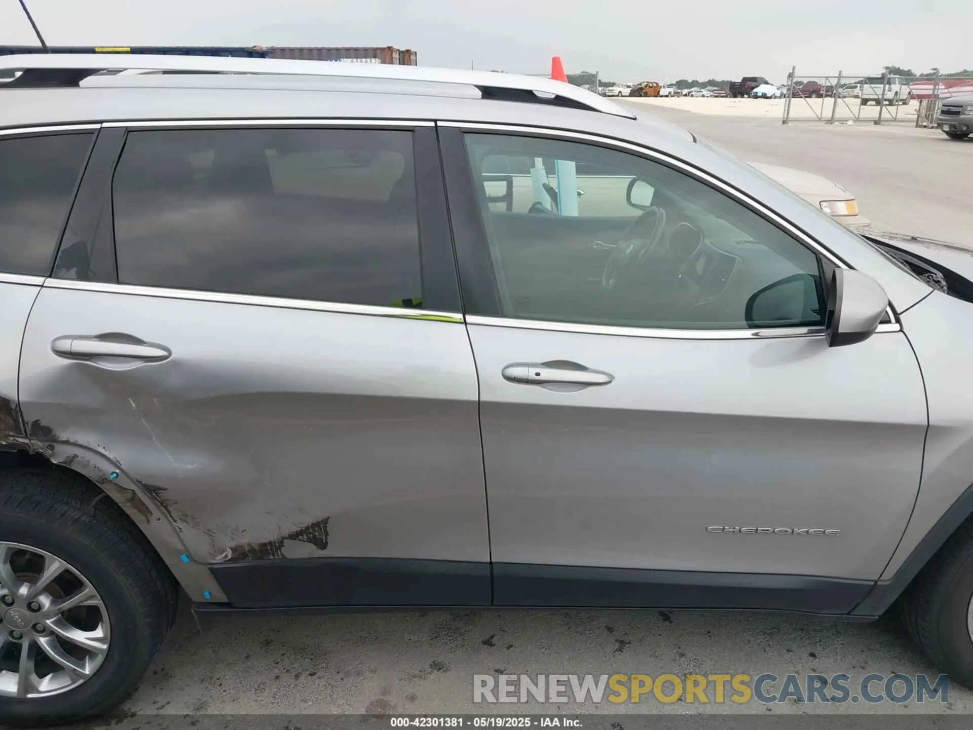 13 Photograph of a damaged car 1C4PJLLB1KD132495 JEEP CHEROKEE 2019