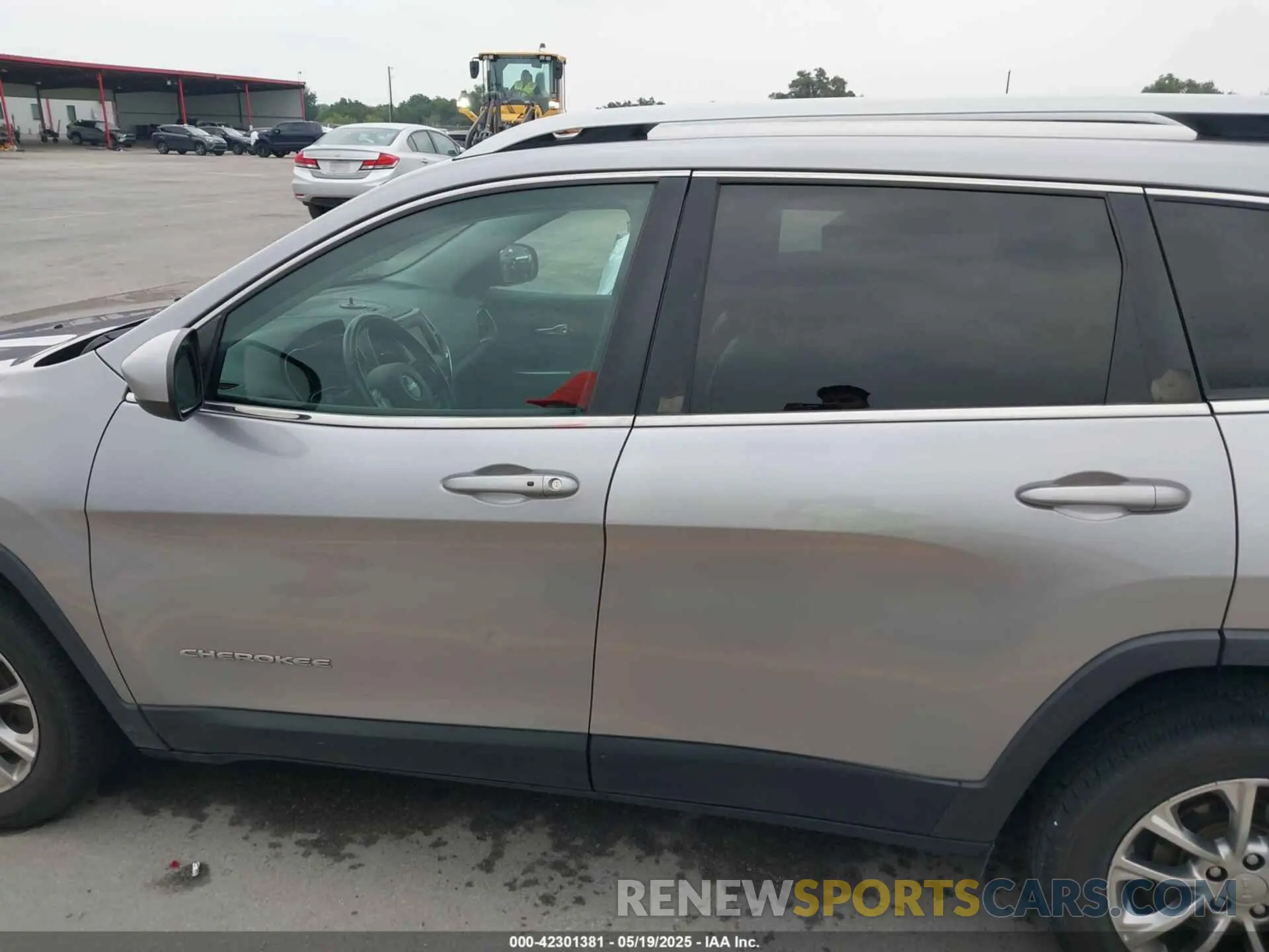 14 Photograph of a damaged car 1C4PJLLB1KD132495 JEEP CHEROKEE 2019