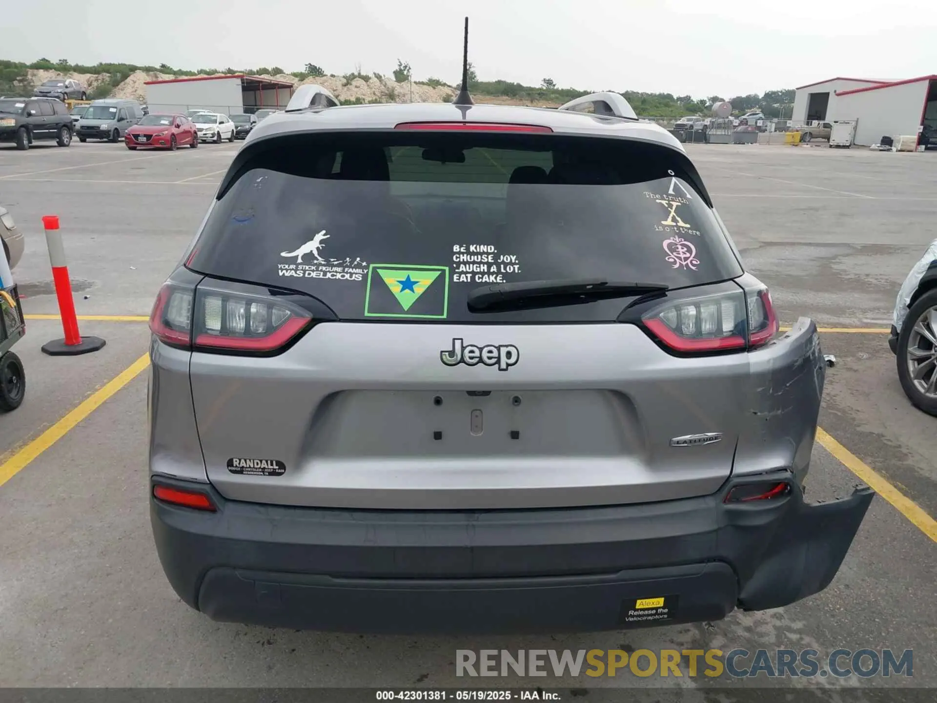 16 Photograph of a damaged car 1C4PJLLB1KD132495 JEEP CHEROKEE 2019