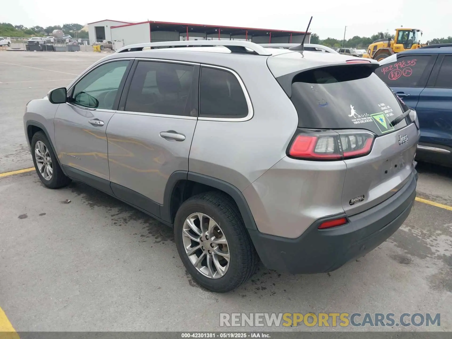 3 Photograph of a damaged car 1C4PJLLB1KD132495 JEEP CHEROKEE 2019