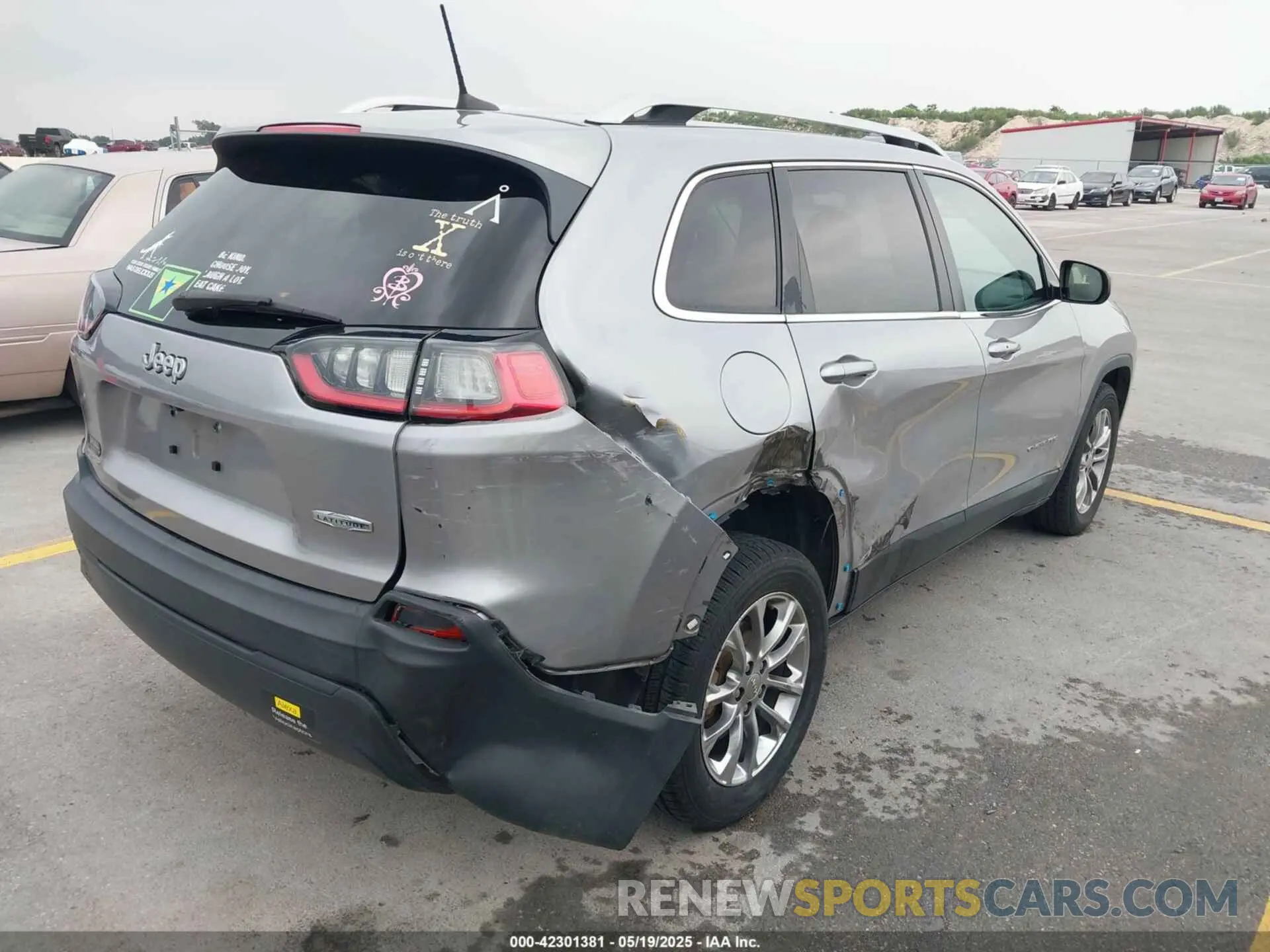 4 Photograph of a damaged car 1C4PJLLB1KD132495 JEEP CHEROKEE 2019