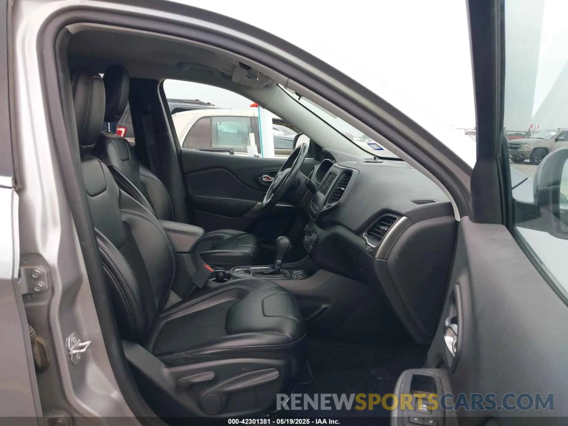 5 Photograph of a damaged car 1C4PJLLB1KD132495 JEEP CHEROKEE 2019