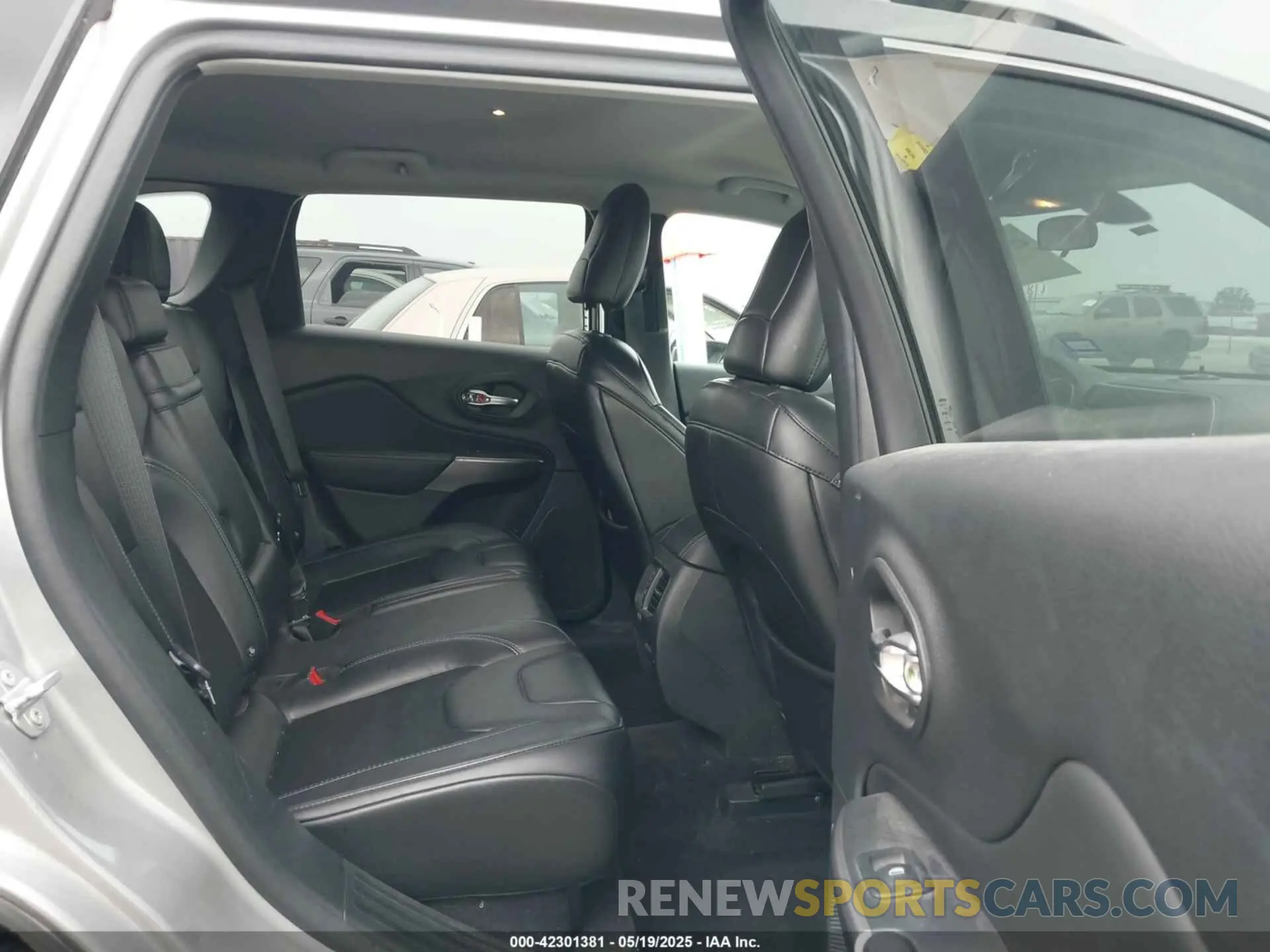 8 Photograph of a damaged car 1C4PJLLB1KD132495 JEEP CHEROKEE 2019