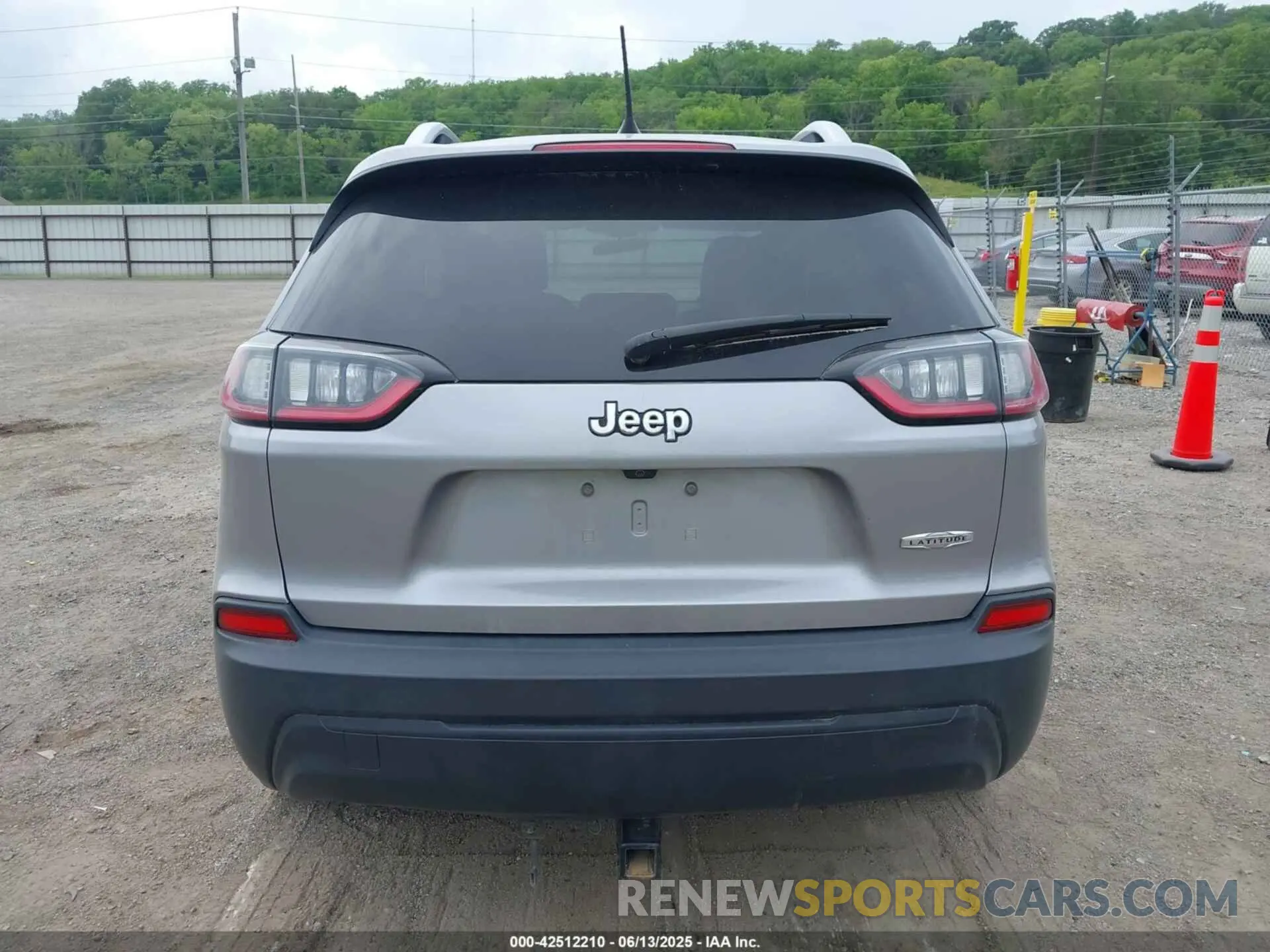 17 Photograph of a damaged car 1C4PJLLB1KD151340 JEEP CHEROKEE 2019