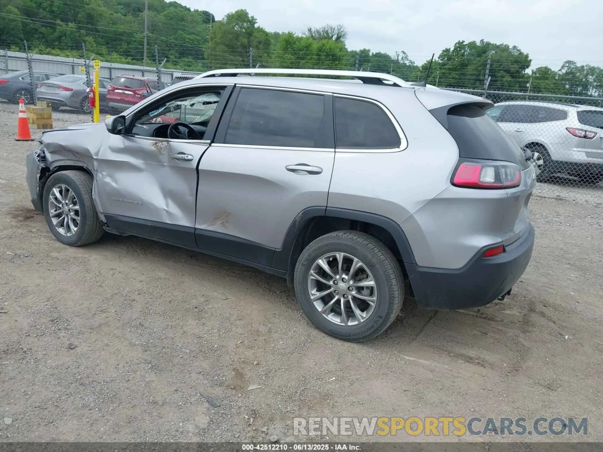3 Photograph of a damaged car 1C4PJLLB1KD151340 JEEP CHEROKEE 2019