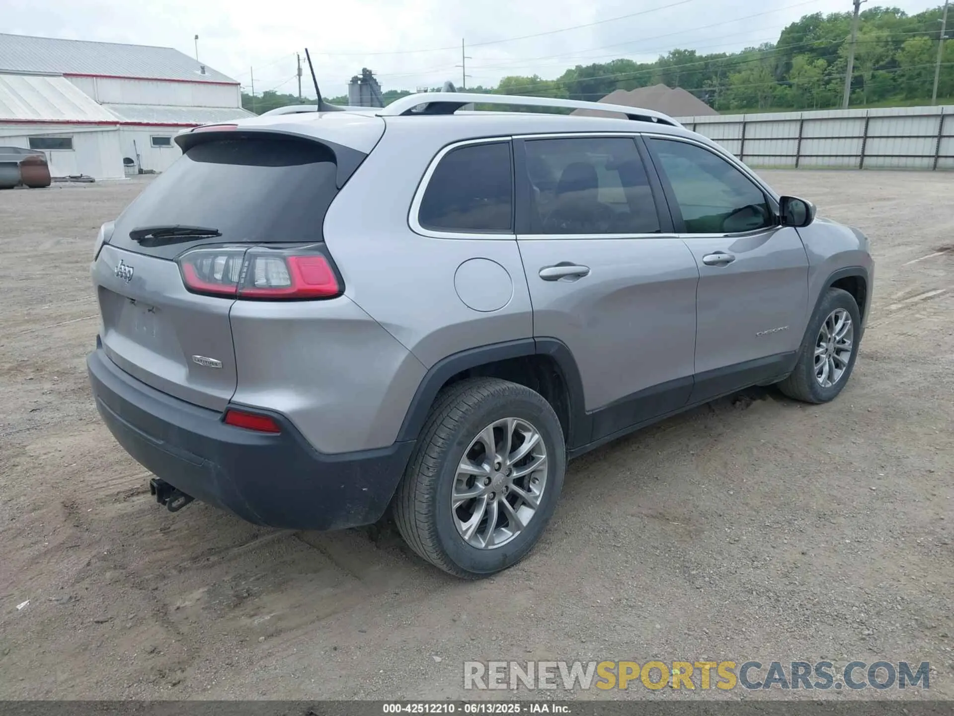 4 Photograph of a damaged car 1C4PJLLB1KD151340 JEEP CHEROKEE 2019