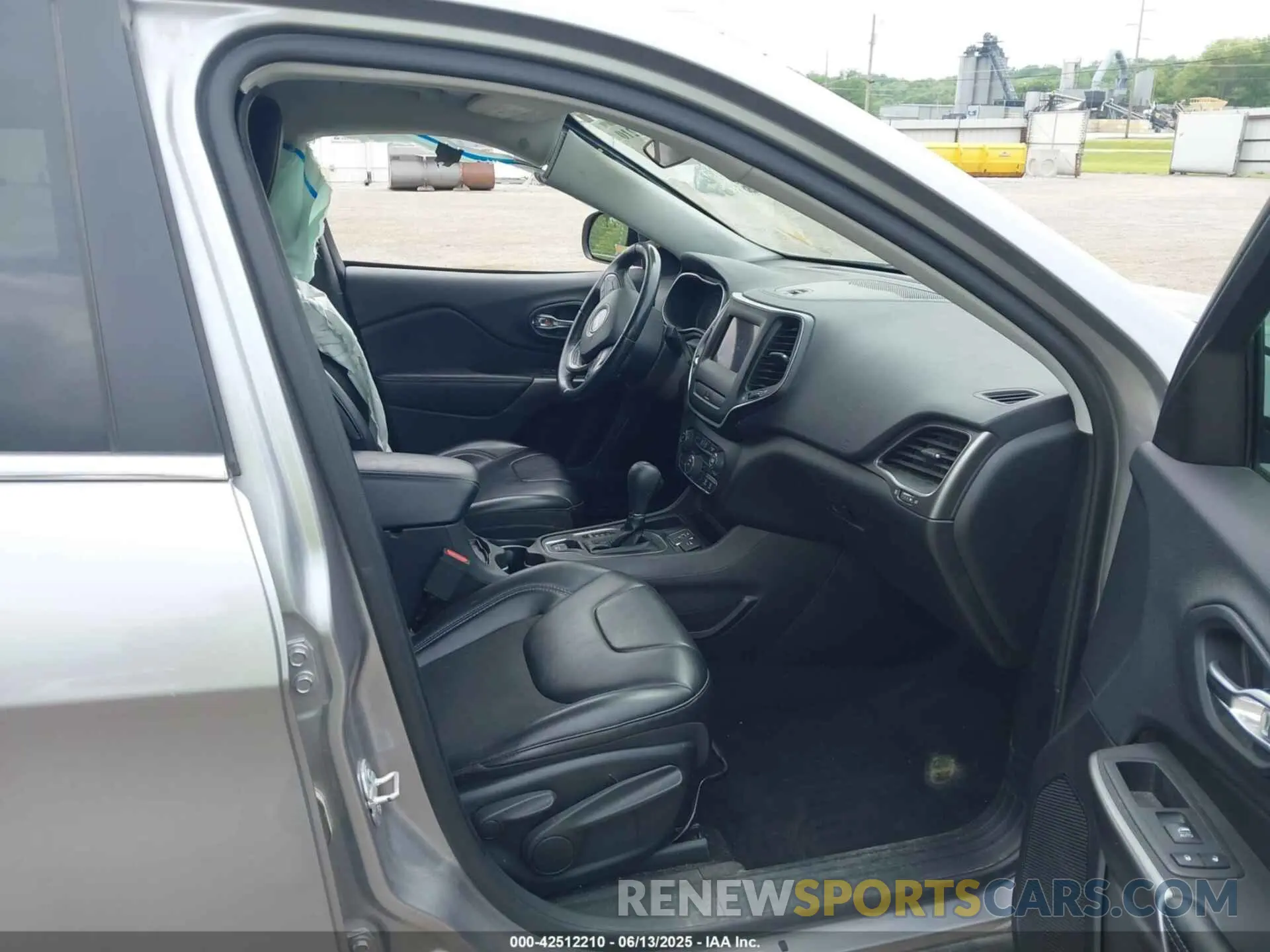 5 Photograph of a damaged car 1C4PJLLB1KD151340 JEEP CHEROKEE 2019