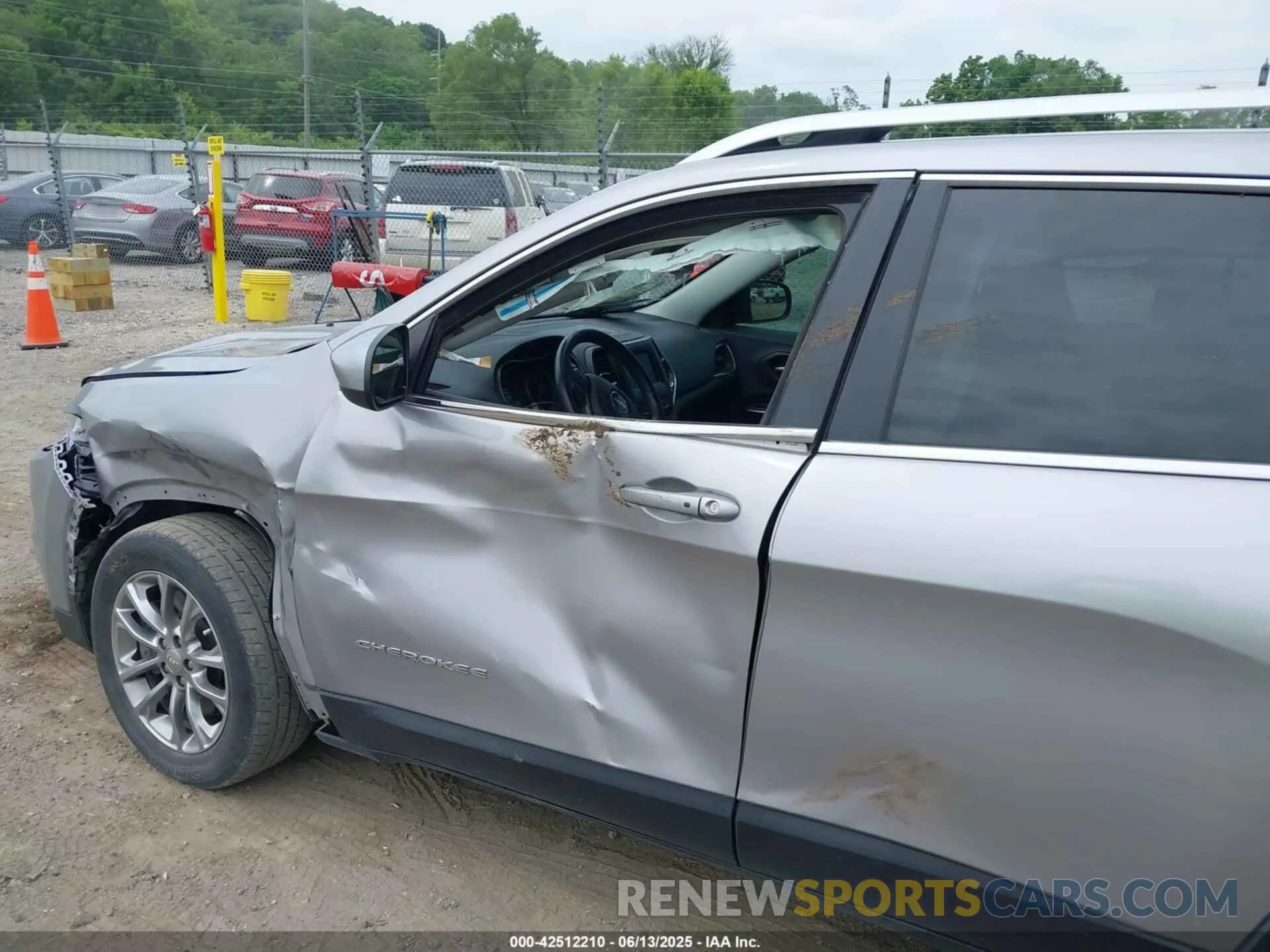 6 Photograph of a damaged car 1C4PJLLB1KD151340 JEEP CHEROKEE 2019