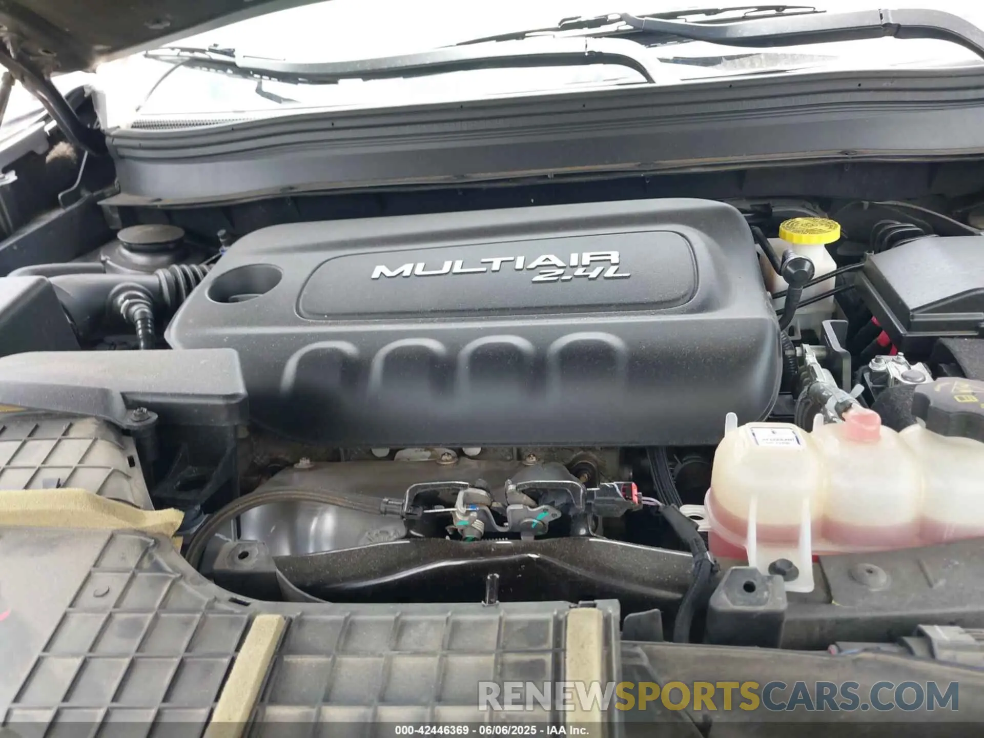 10 Photograph of a damaged car 1C4PJLLB1KD172060 JEEP CHEROKEE 2019