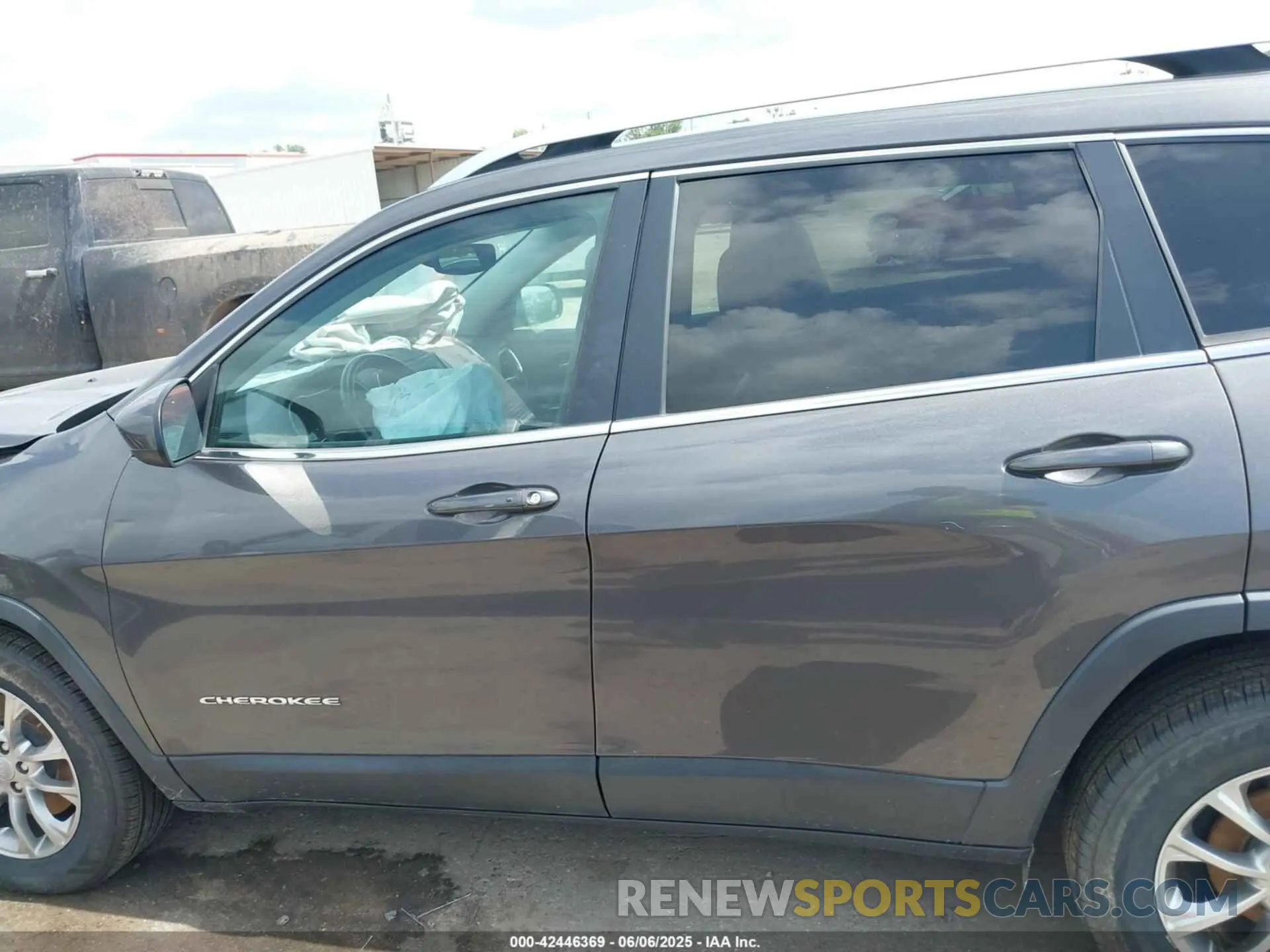 14 Photograph of a damaged car 1C4PJLLB1KD172060 JEEP CHEROKEE 2019