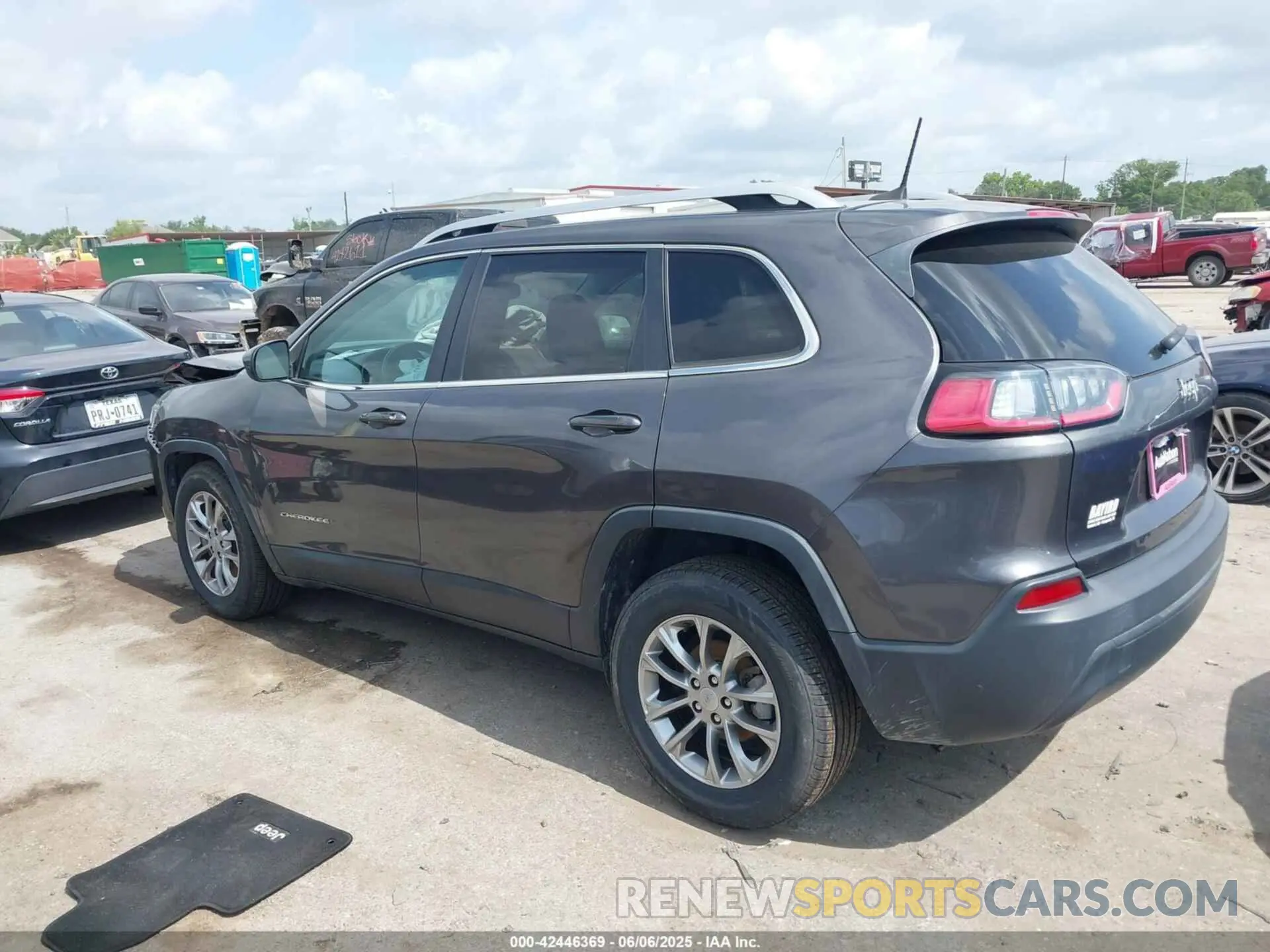 3 Photograph of a damaged car 1C4PJLLB1KD172060 JEEP CHEROKEE 2019