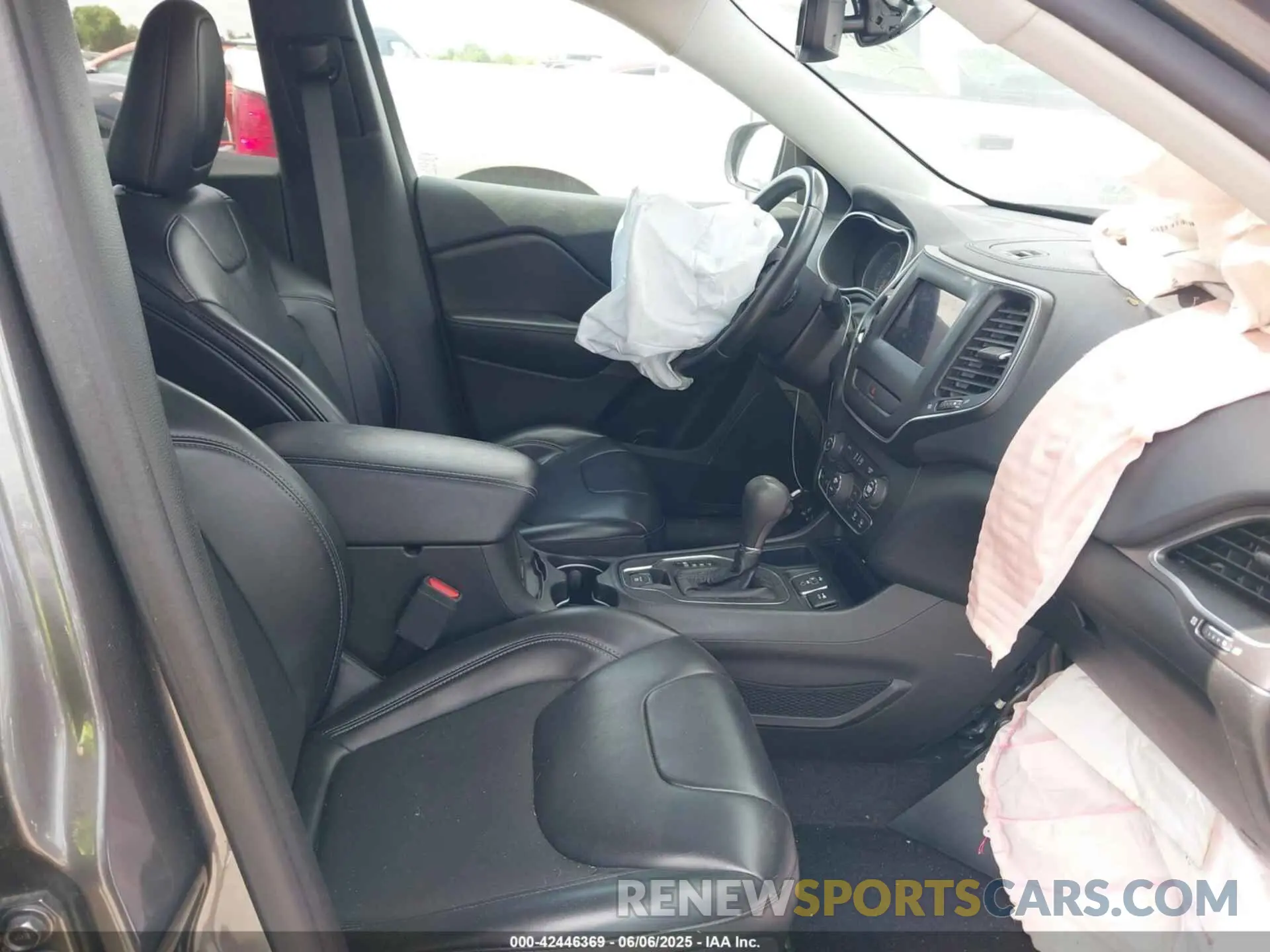 5 Photograph of a damaged car 1C4PJLLB1KD172060 JEEP CHEROKEE 2019