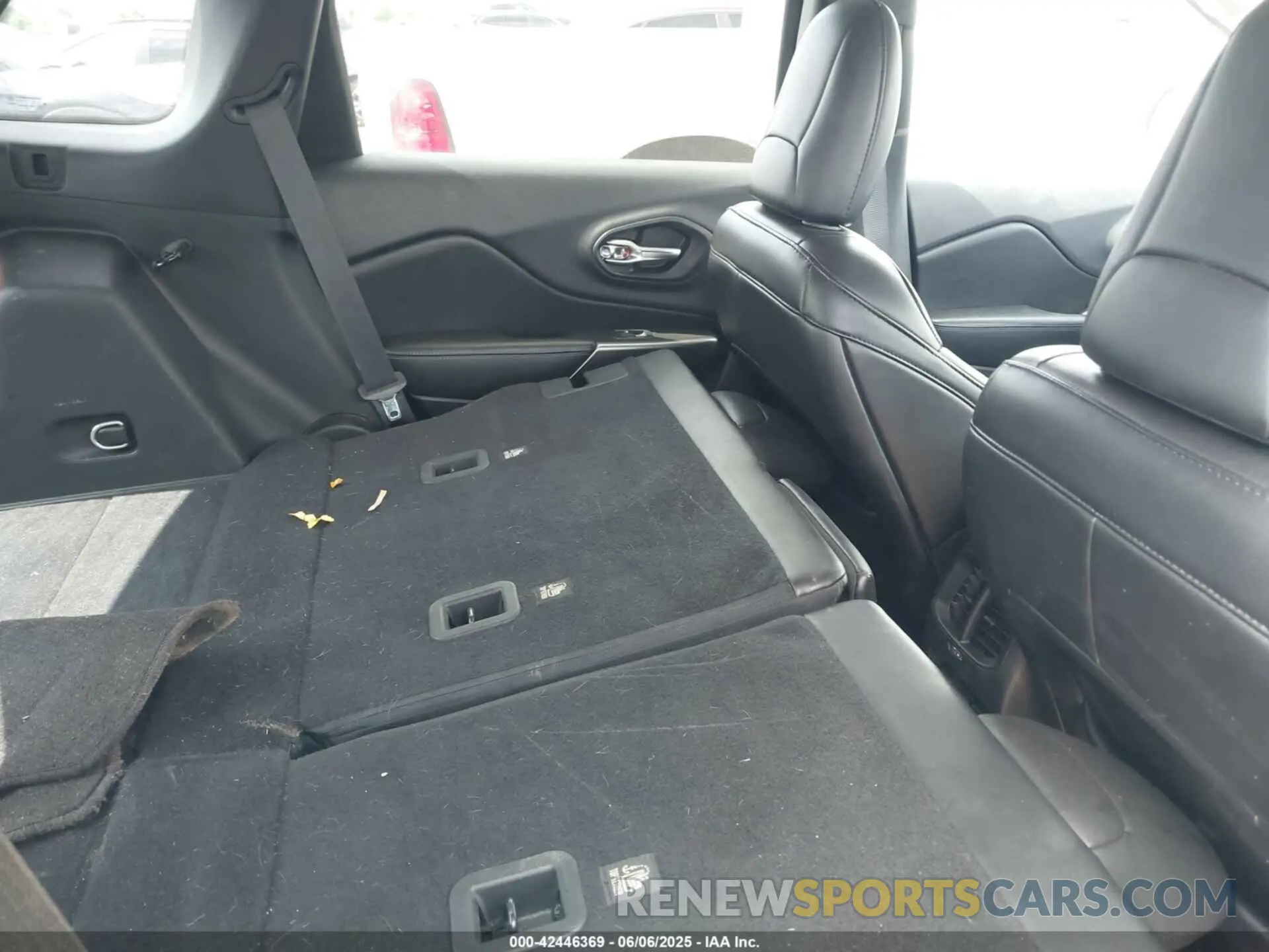 8 Photograph of a damaged car 1C4PJLLB1KD172060 JEEP CHEROKEE 2019