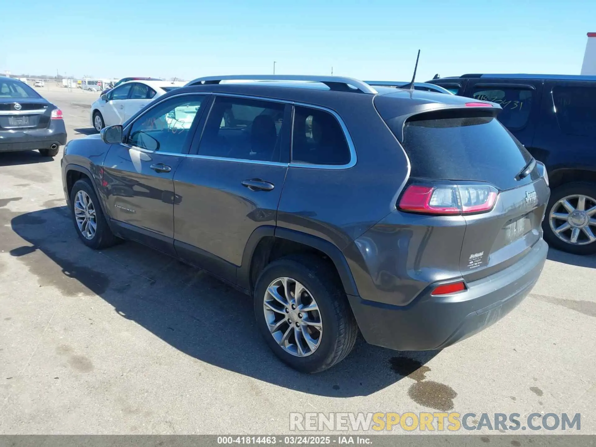3 Photograph of a damaged car 1C4PJLLB1KD201847 JEEP CHEROKEE 2019