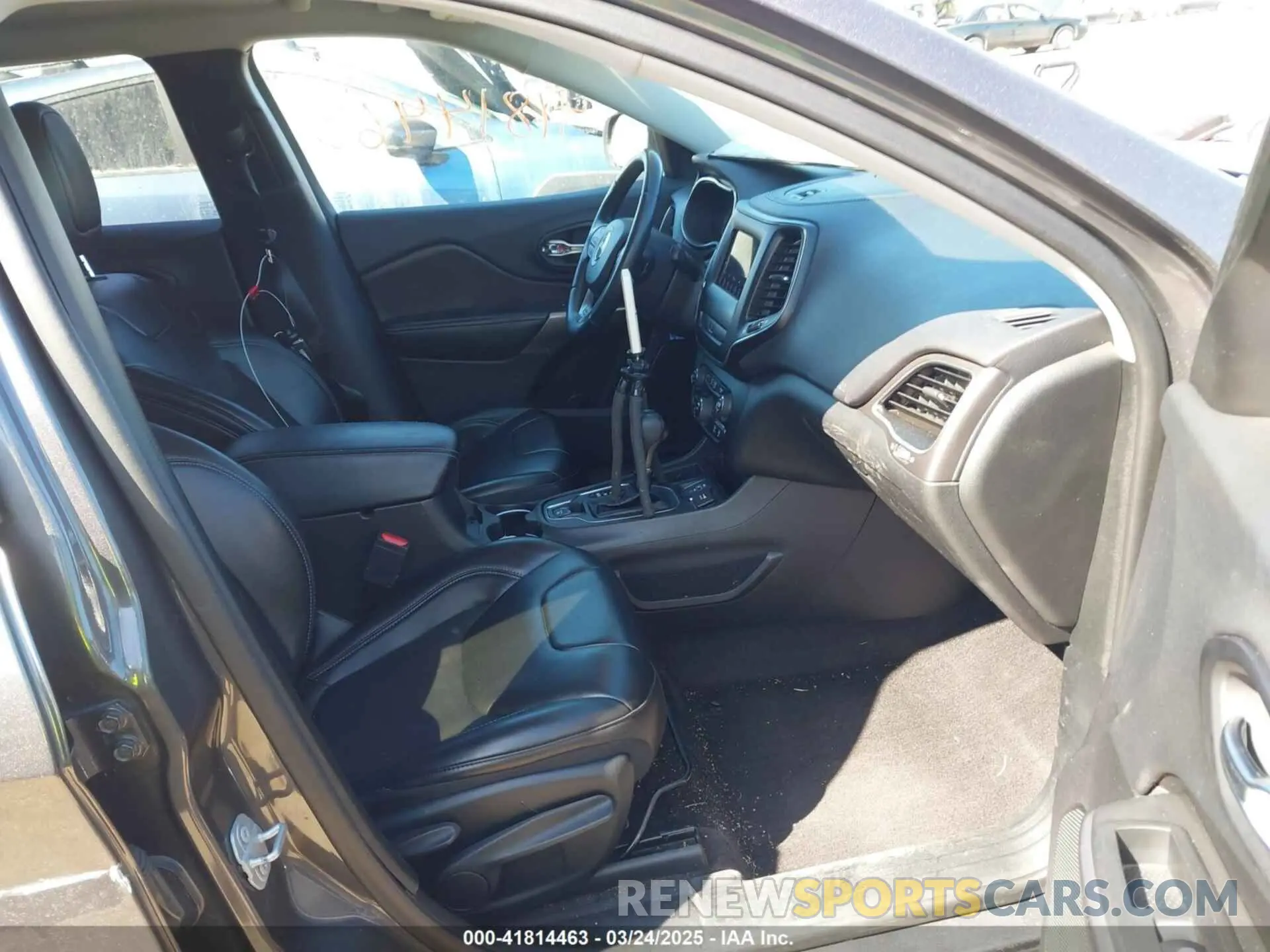 5 Photograph of a damaged car 1C4PJLLB1KD201847 JEEP CHEROKEE 2019