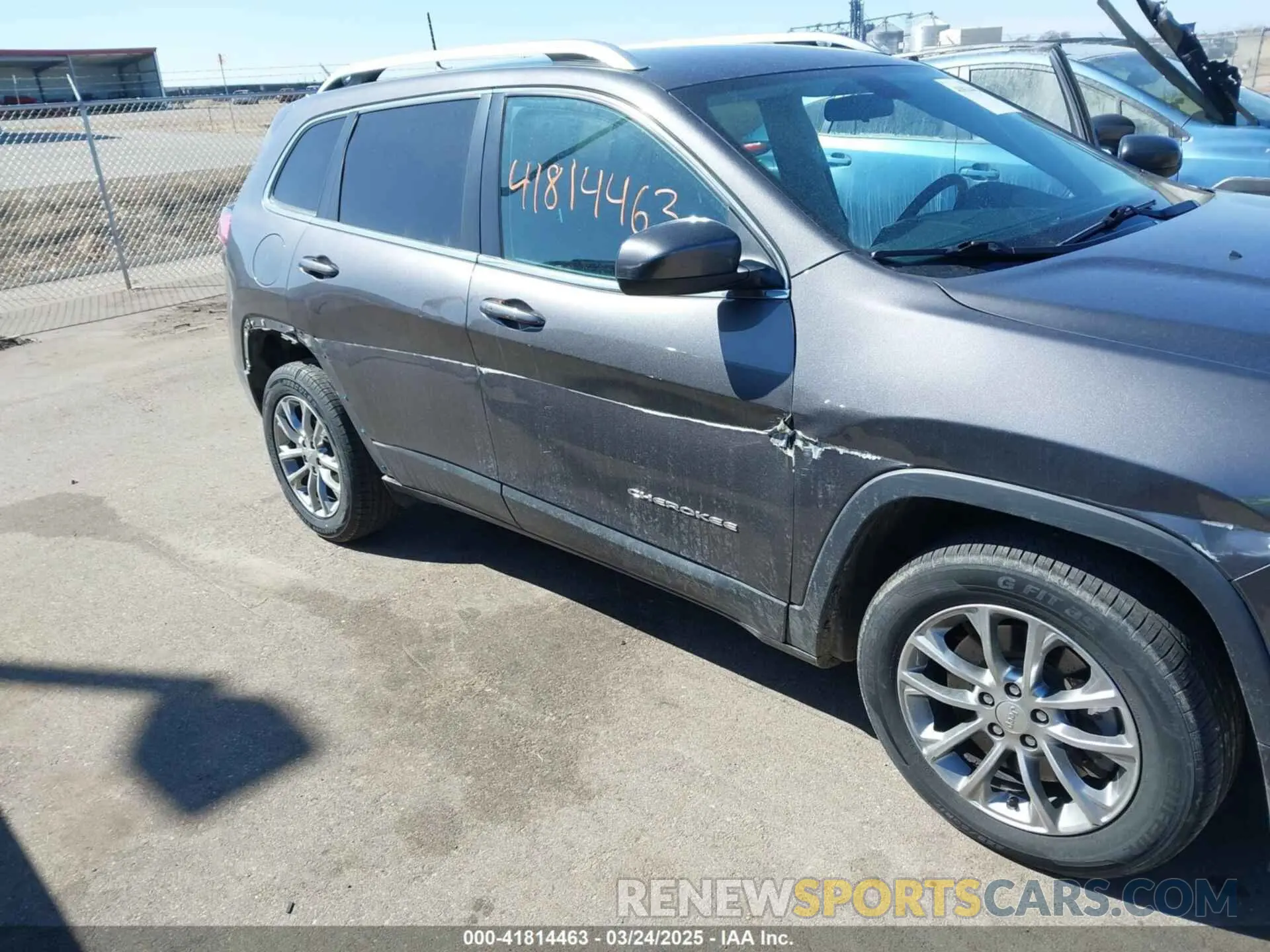 6 Photograph of a damaged car 1C4PJLLB1KD201847 JEEP CHEROKEE 2019