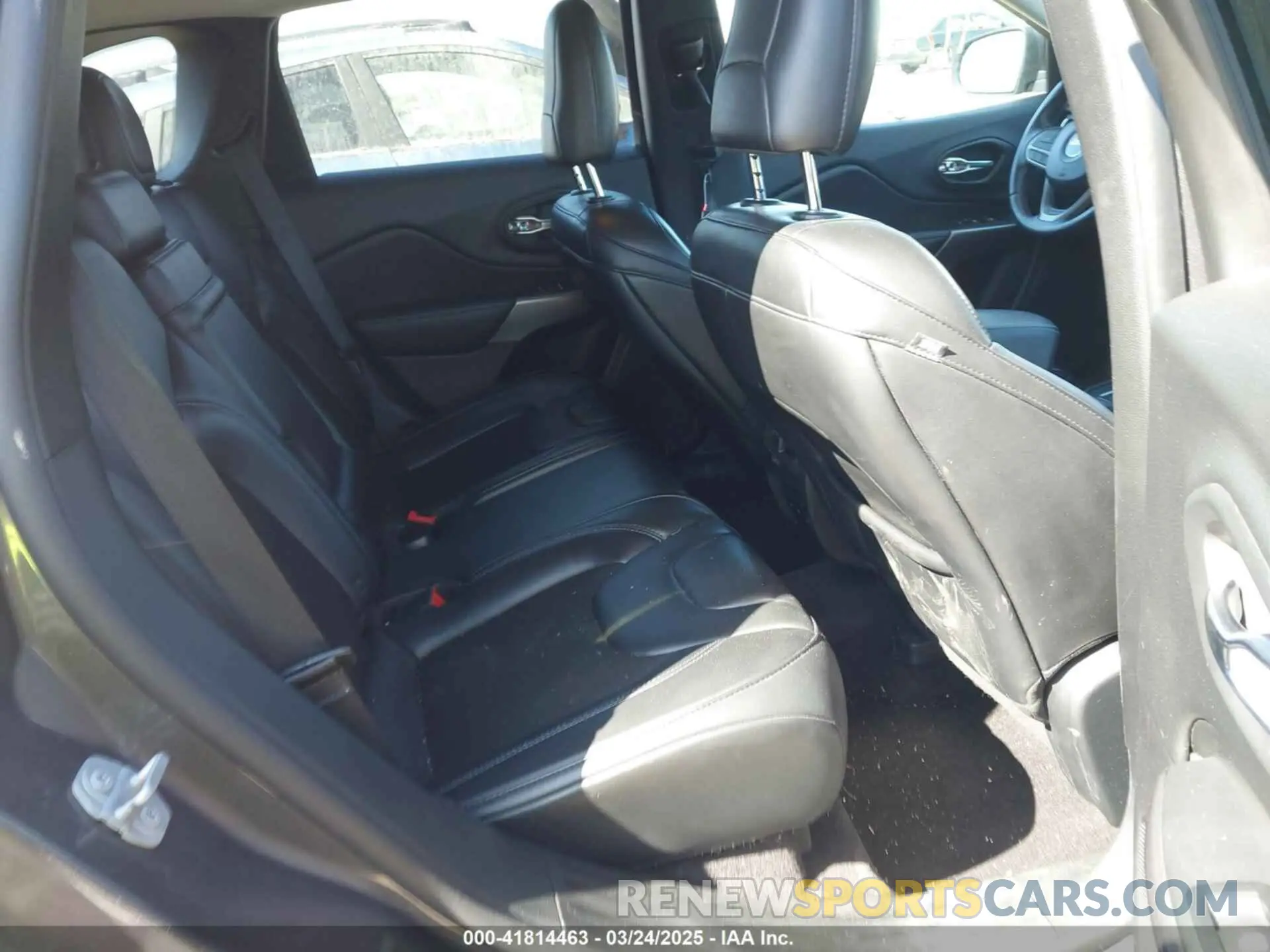 8 Photograph of a damaged car 1C4PJLLB1KD201847 JEEP CHEROKEE 2019