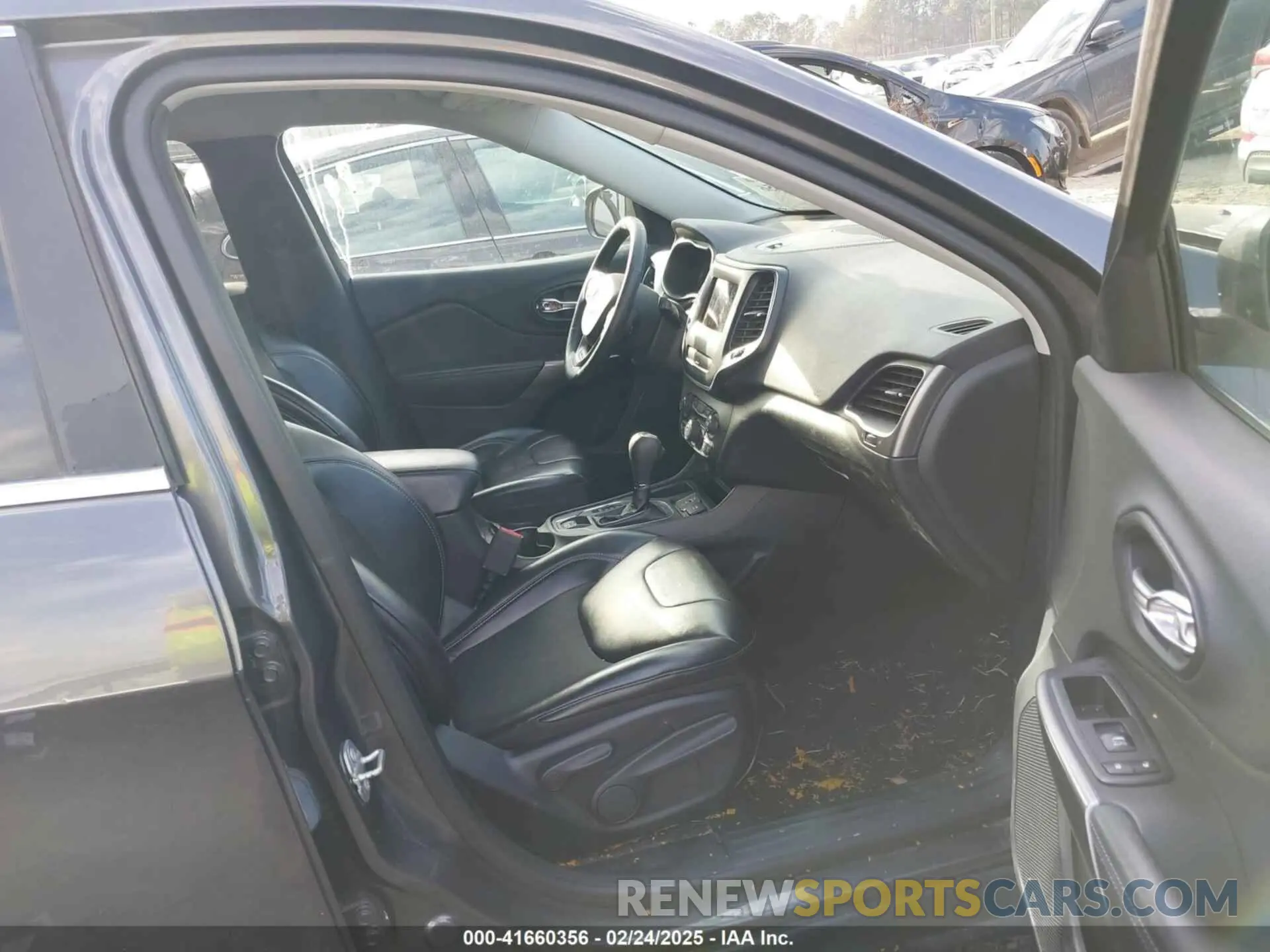 5 Photograph of a damaged car 1C4PJLLB2KD143876 JEEP CHEROKEE 2019