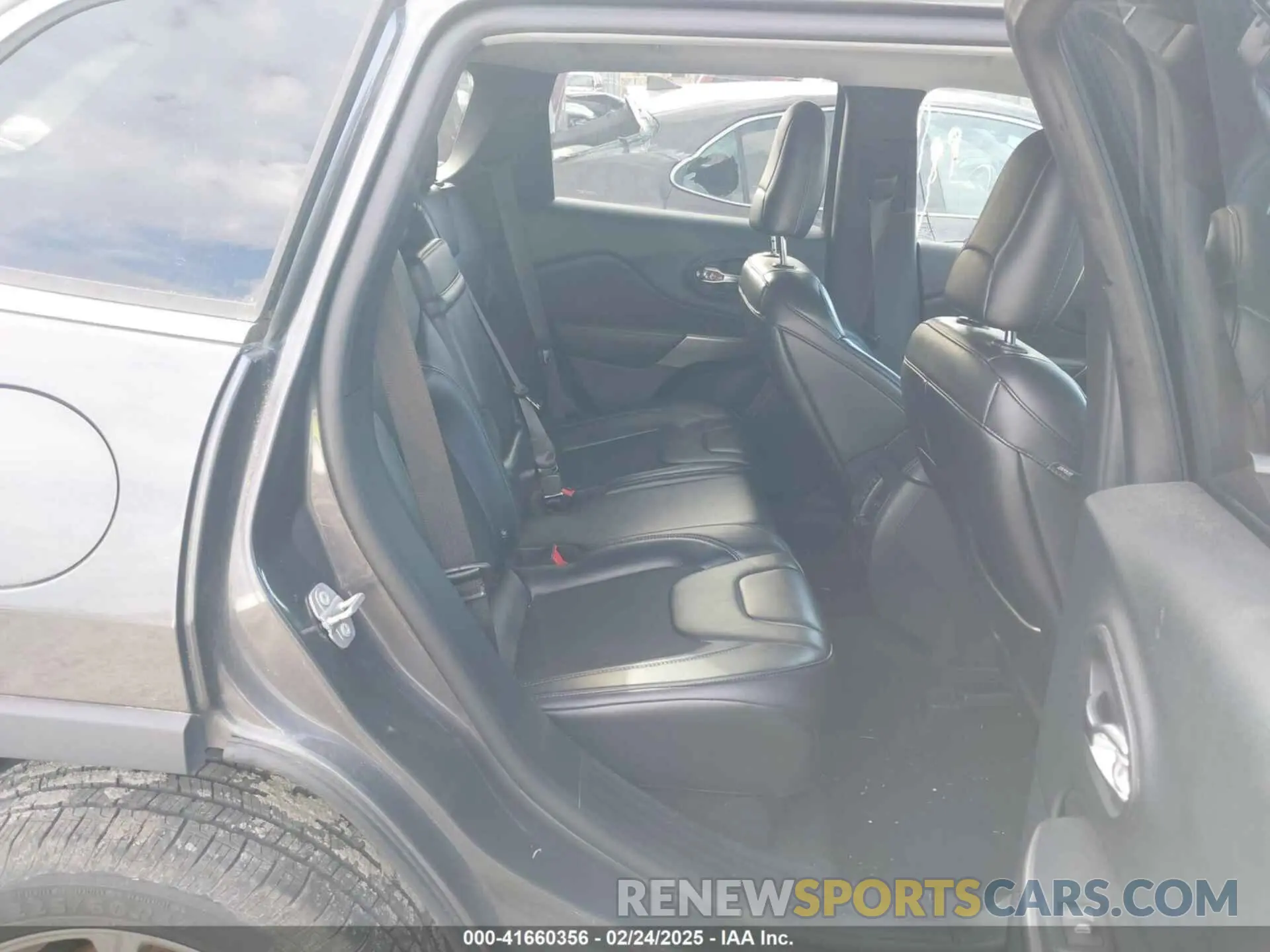 8 Photograph of a damaged car 1C4PJLLB2KD143876 JEEP CHEROKEE 2019