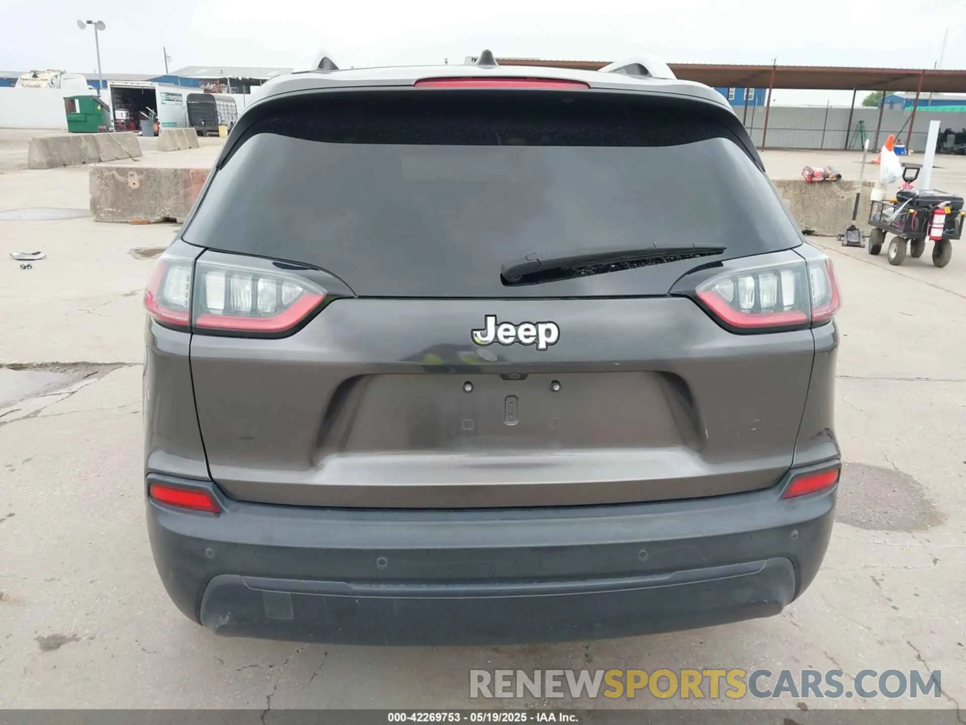 17 Photograph of a damaged car 1C4PJLLB2KD301522 JEEP CHEROKEE 2019