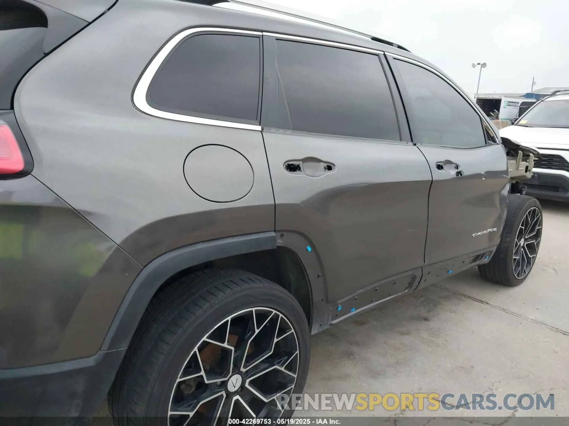 18 Photograph of a damaged car 1C4PJLLB2KD301522 JEEP CHEROKEE 2019