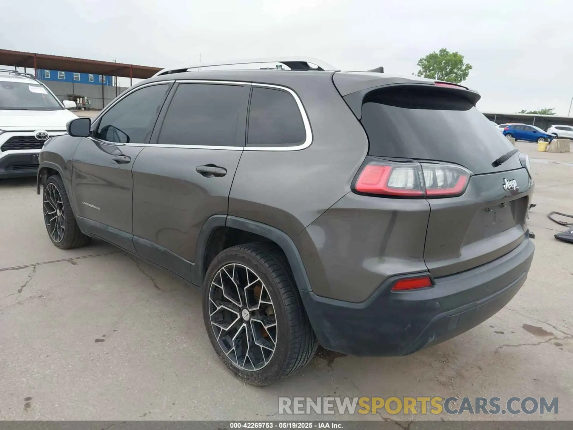3 Photograph of a damaged car 1C4PJLLB2KD301522 JEEP CHEROKEE 2019
