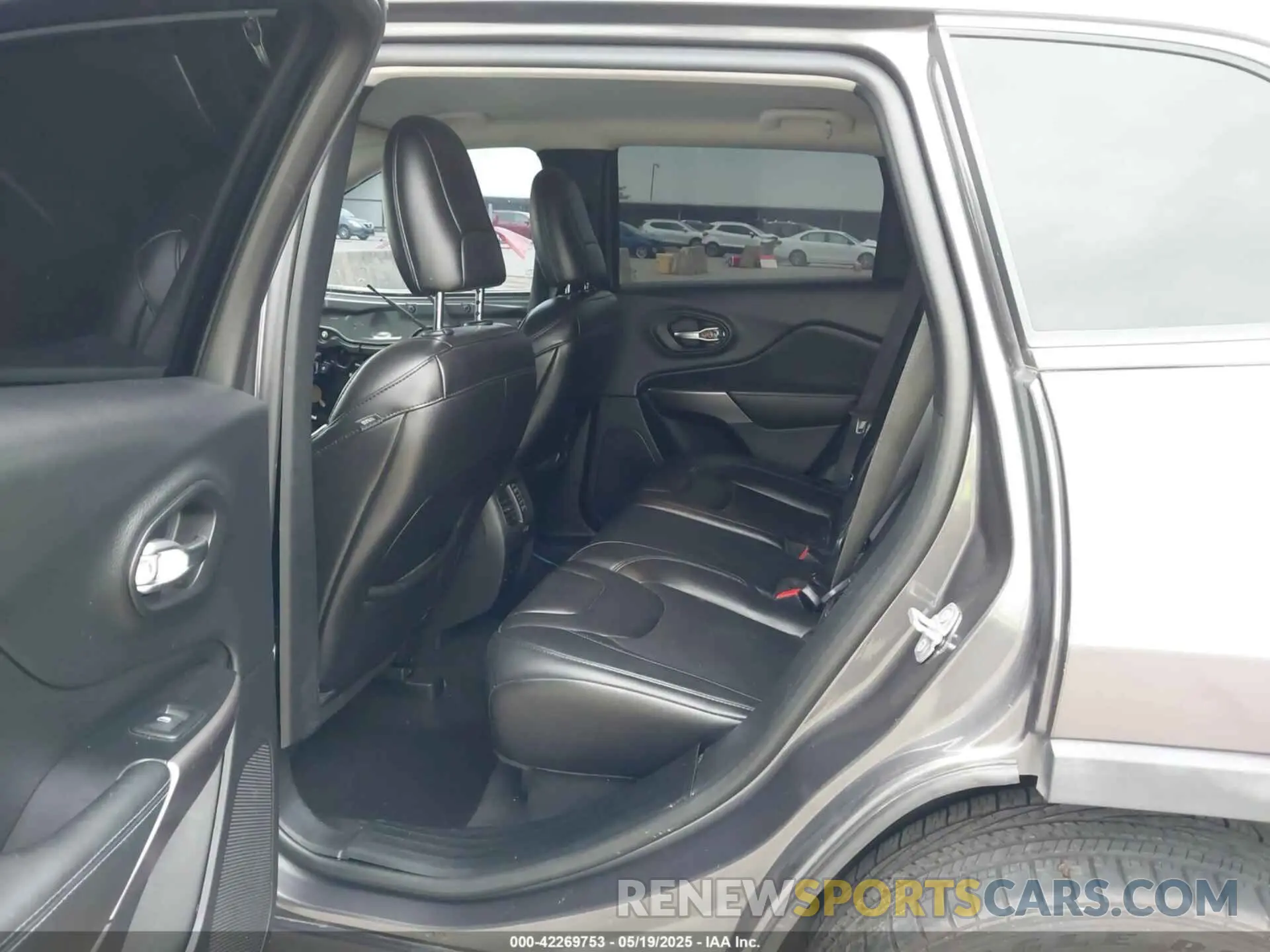 8 Photograph of a damaged car 1C4PJLLB2KD301522 JEEP CHEROKEE 2019