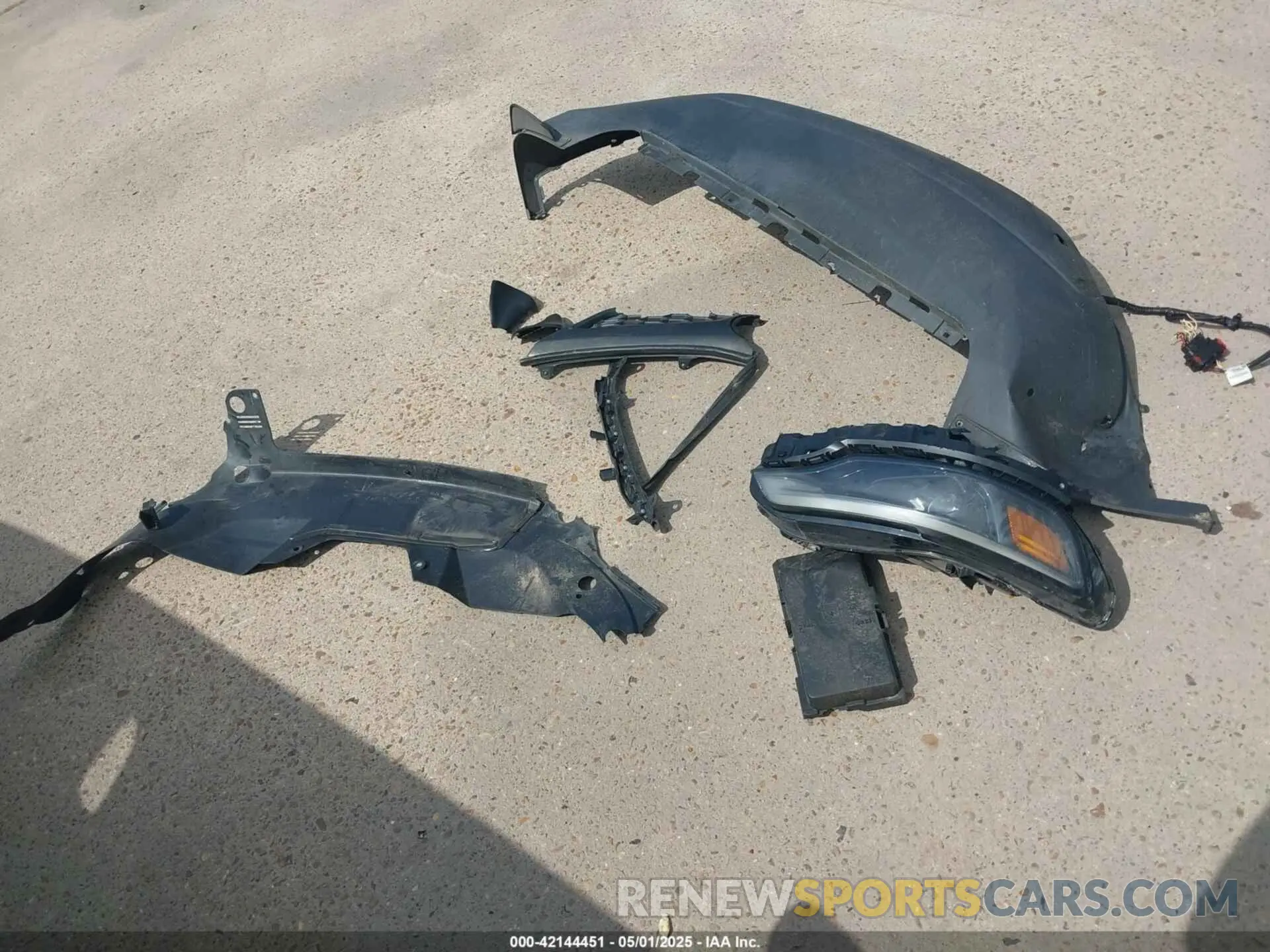 11 Photograph of a damaged car 1C4PJLLB2KD333239 JEEP CHEROKEE 2019