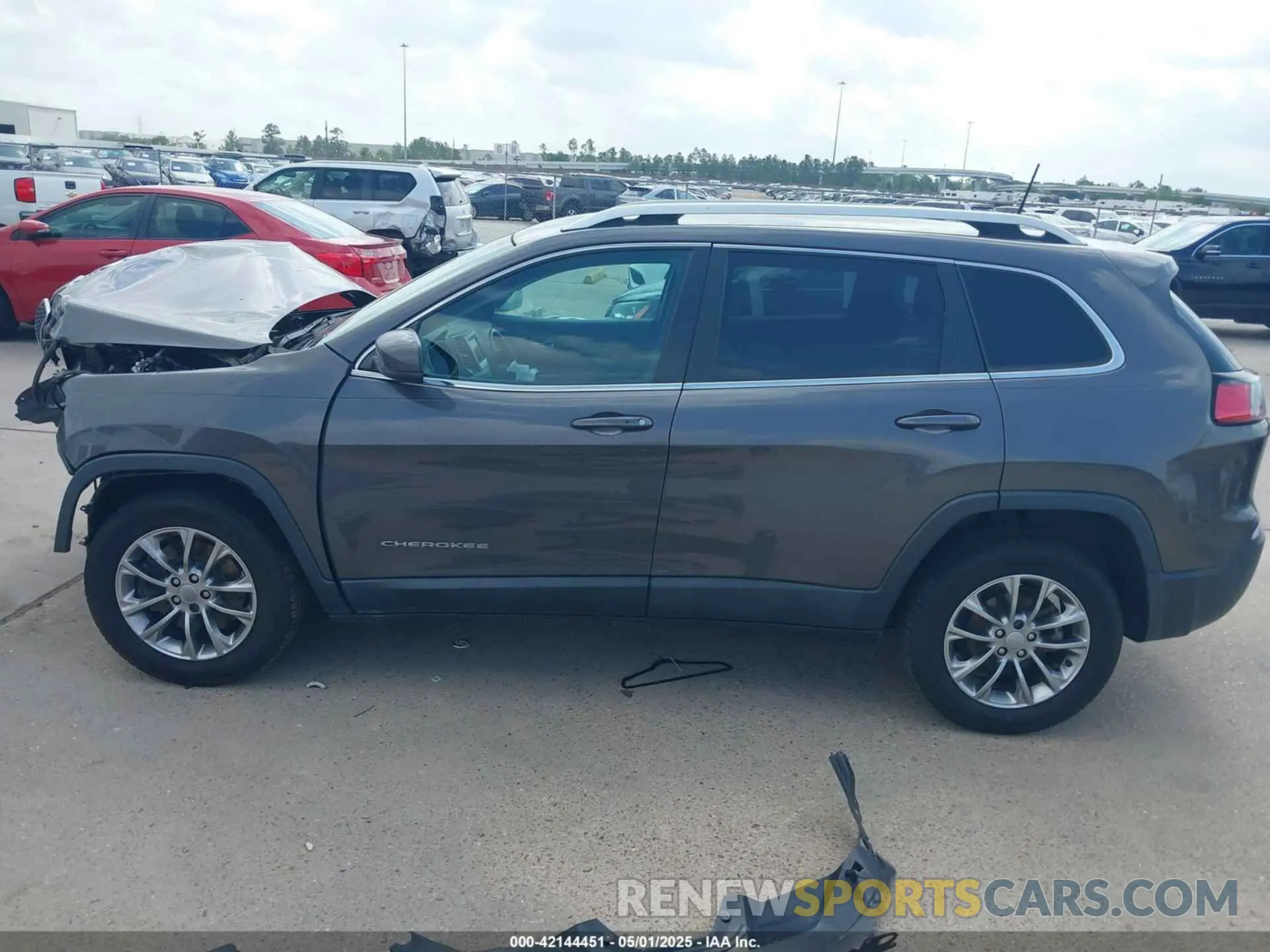 14 Photograph of a damaged car 1C4PJLLB2KD333239 JEEP CHEROKEE 2019