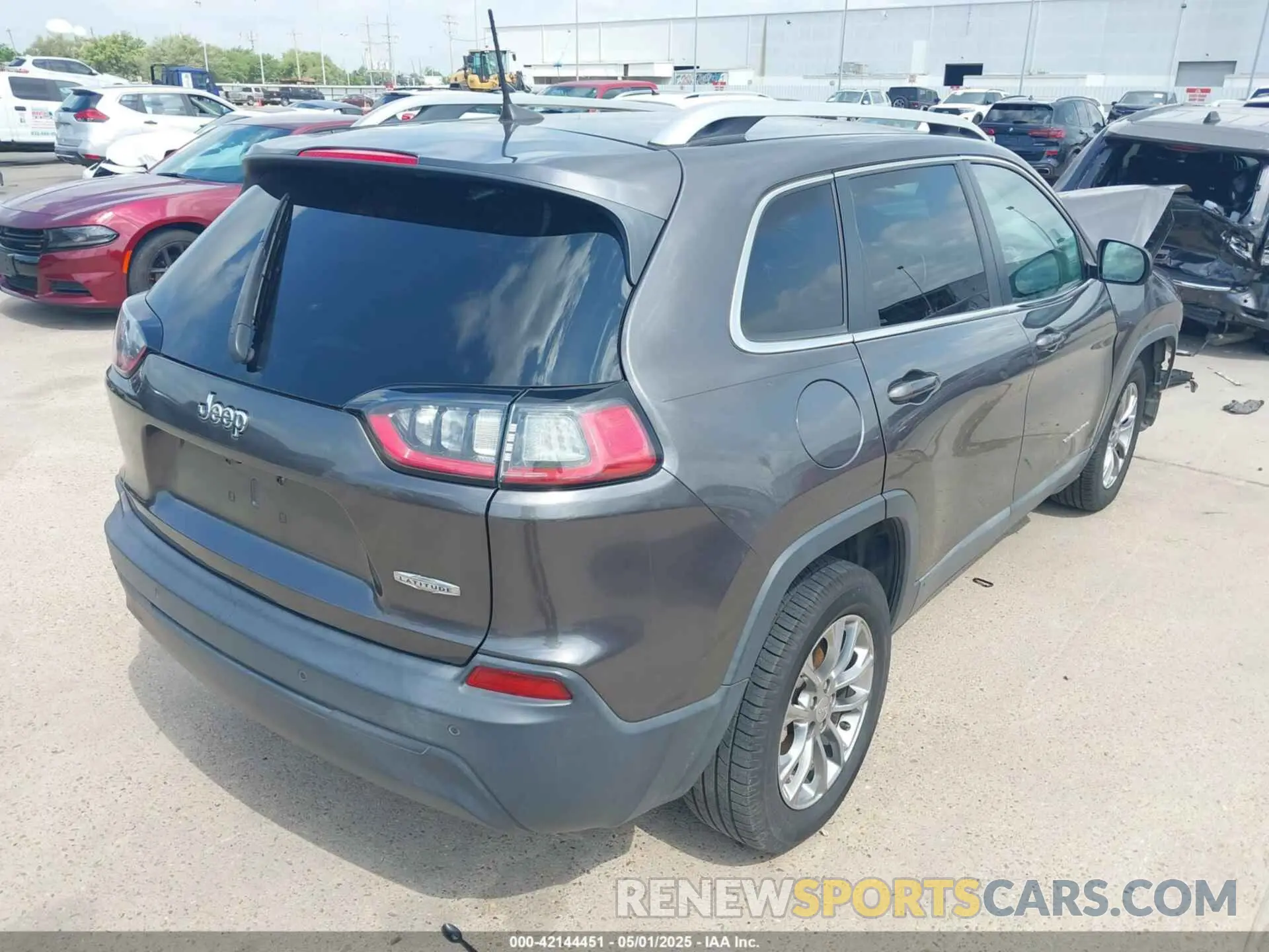 4 Photograph of a damaged car 1C4PJLLB2KD333239 JEEP CHEROKEE 2019
