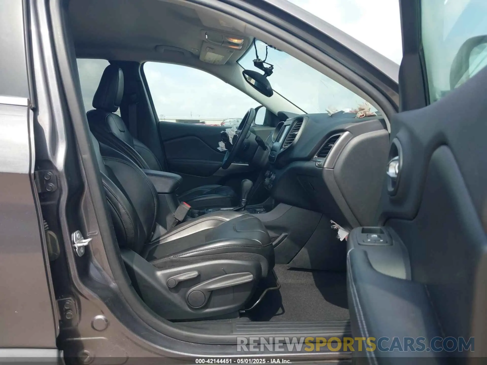 5 Photograph of a damaged car 1C4PJLLB2KD333239 JEEP CHEROKEE 2019