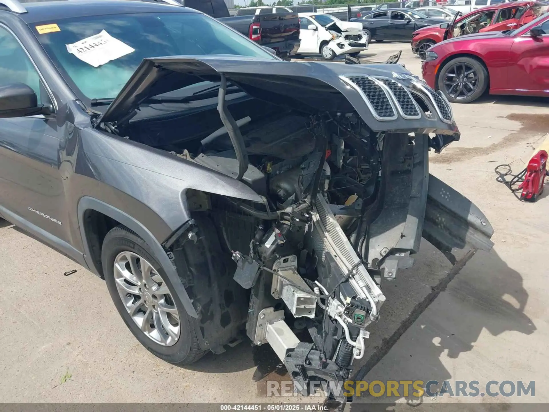 6 Photograph of a damaged car 1C4PJLLB2KD333239 JEEP CHEROKEE 2019
