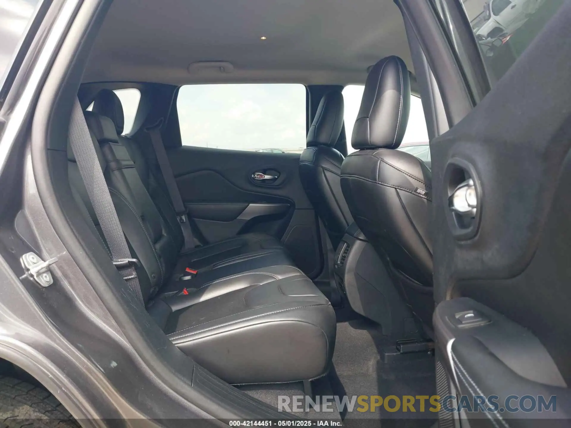 8 Photograph of a damaged car 1C4PJLLB2KD333239 JEEP CHEROKEE 2019