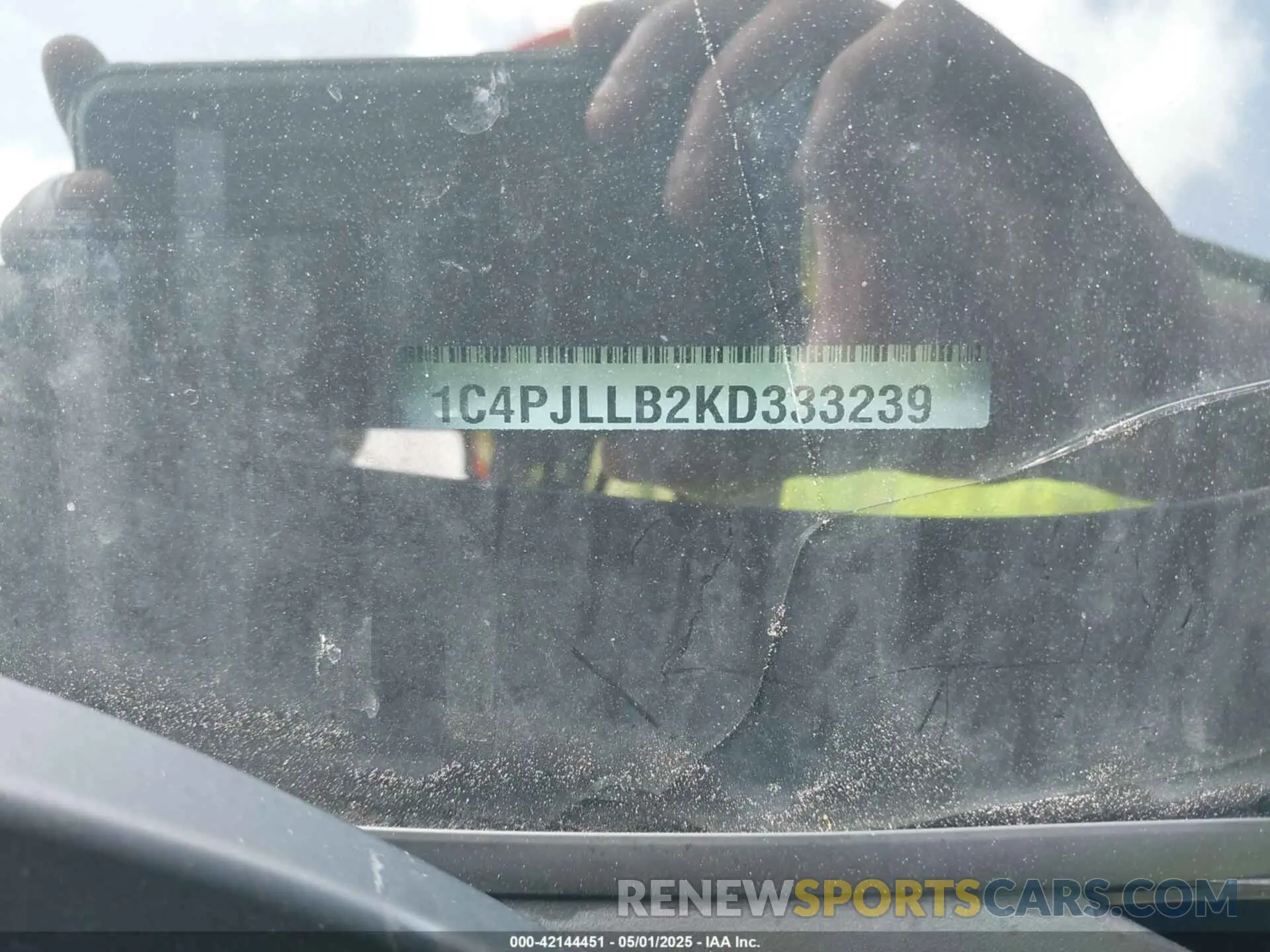 9 Photograph of a damaged car 1C4PJLLB2KD333239 JEEP CHEROKEE 2019